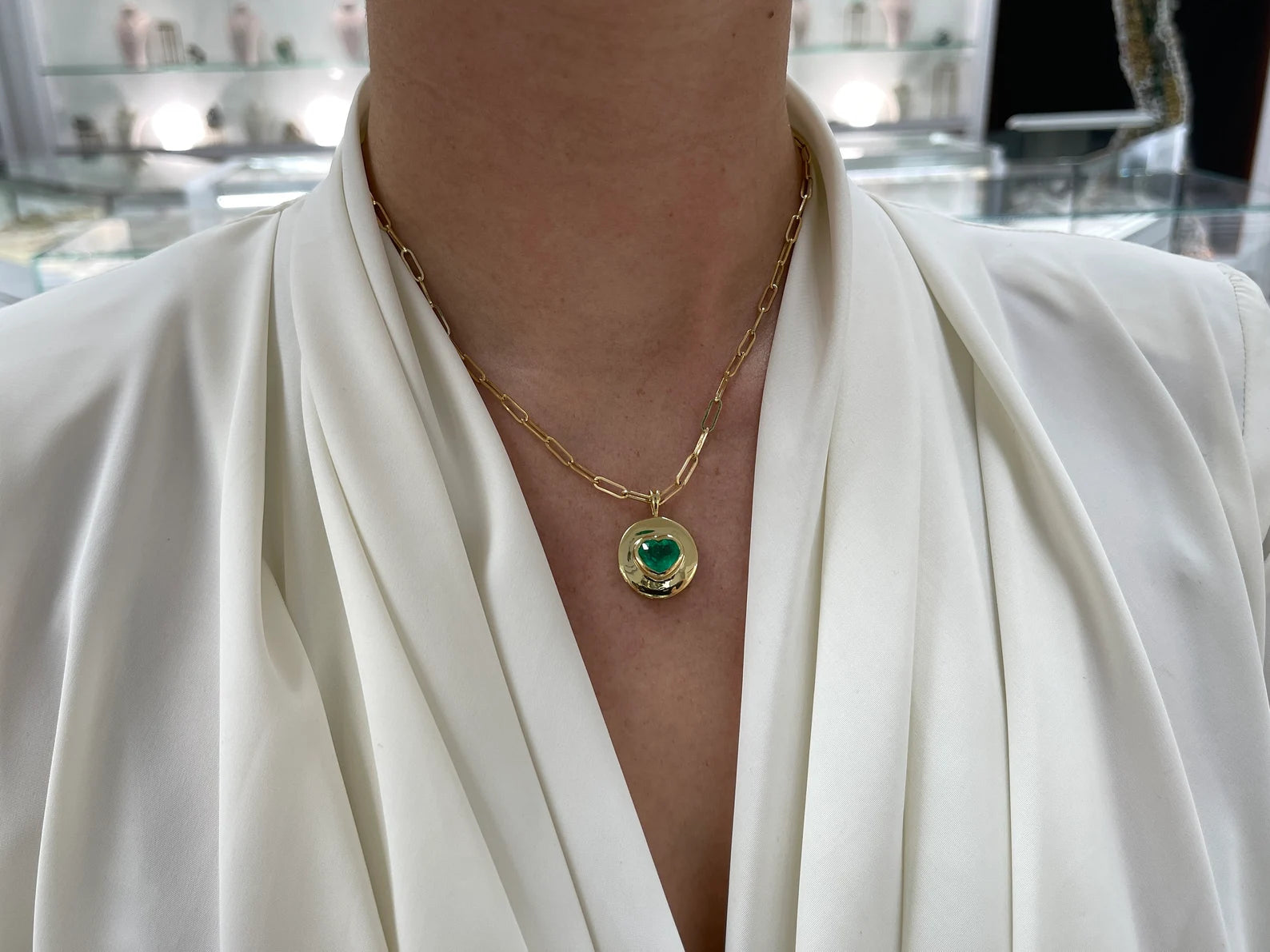 2.30 Carat 18K Gold Emerald Heart Signet Pendant Necklace - Elegant Jewelry Gift for Women, Perfect for Valentine's Day, Anniversary & Special Occasions