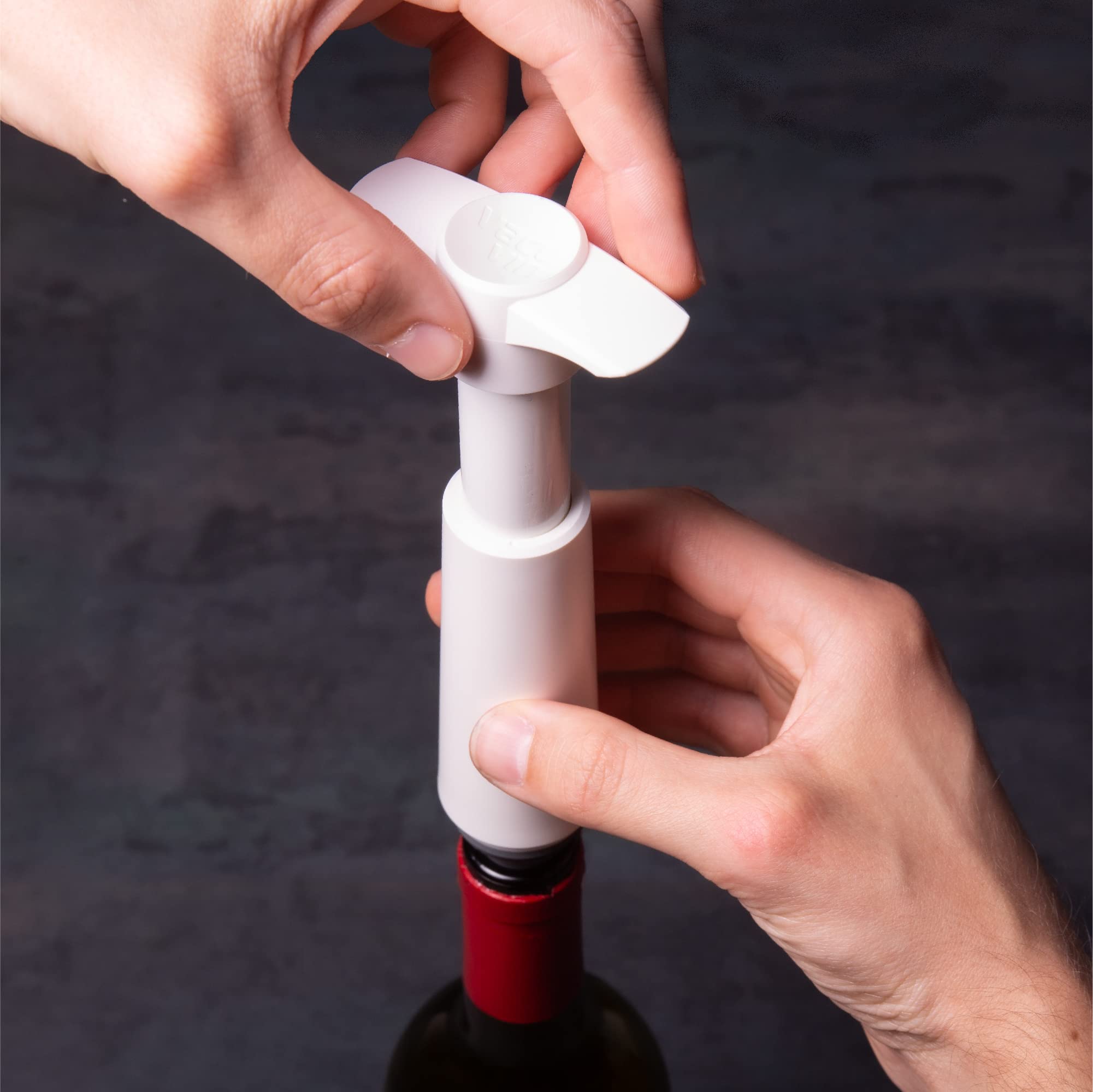 Vacu Vin 09812606 - White Wine Saver Vacuum Pump with 2 Stoppers in Case | Preserve Freshness for Red, White & Sparkling Wines | Perfect for Home Bars, Restaurants & Wine Tastings