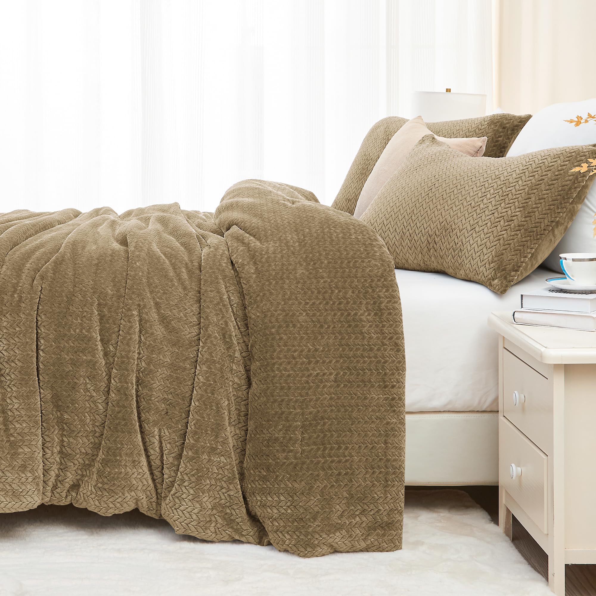Fluffy Comforter Set - Ultra Soft Faux Fur Bedding with Furry Leaves Pattern, Winter Warm Fuzzy Blanket & Velvet Bed Set for Queen/King Size Beds - Cozy Home Decor for Bedroom, Living Room & Guest Room