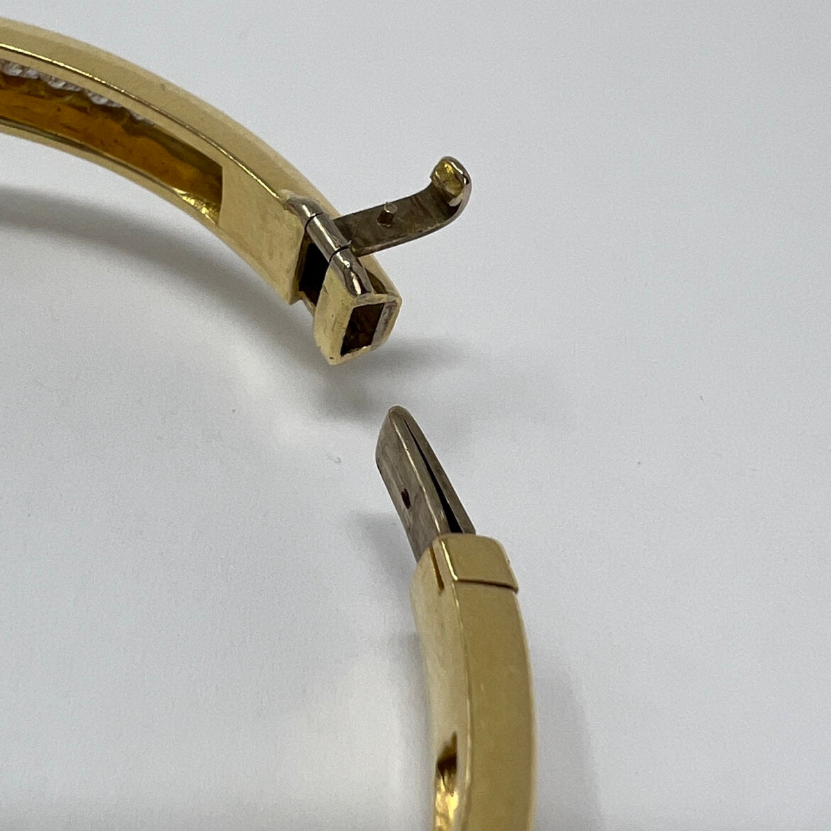 18K Gold Hinged Bracelet with 22 Princess Cut Diamonds - Elegant Jewelry Gift for Women, Anniversary & Special Occasions