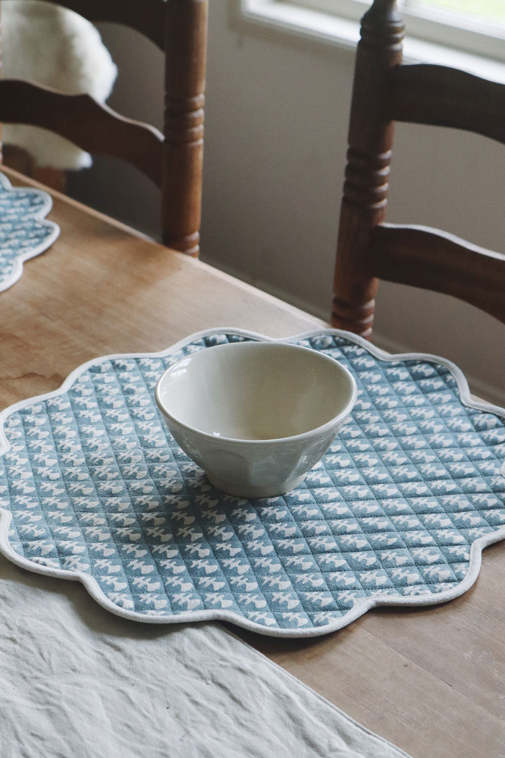 Quilted Scallop Placemats Set of 4 - Elegant Dining Table Decor for Thanksgiving, Christmas & Everyday Use - Washable & Durable Kitchen Table Mats