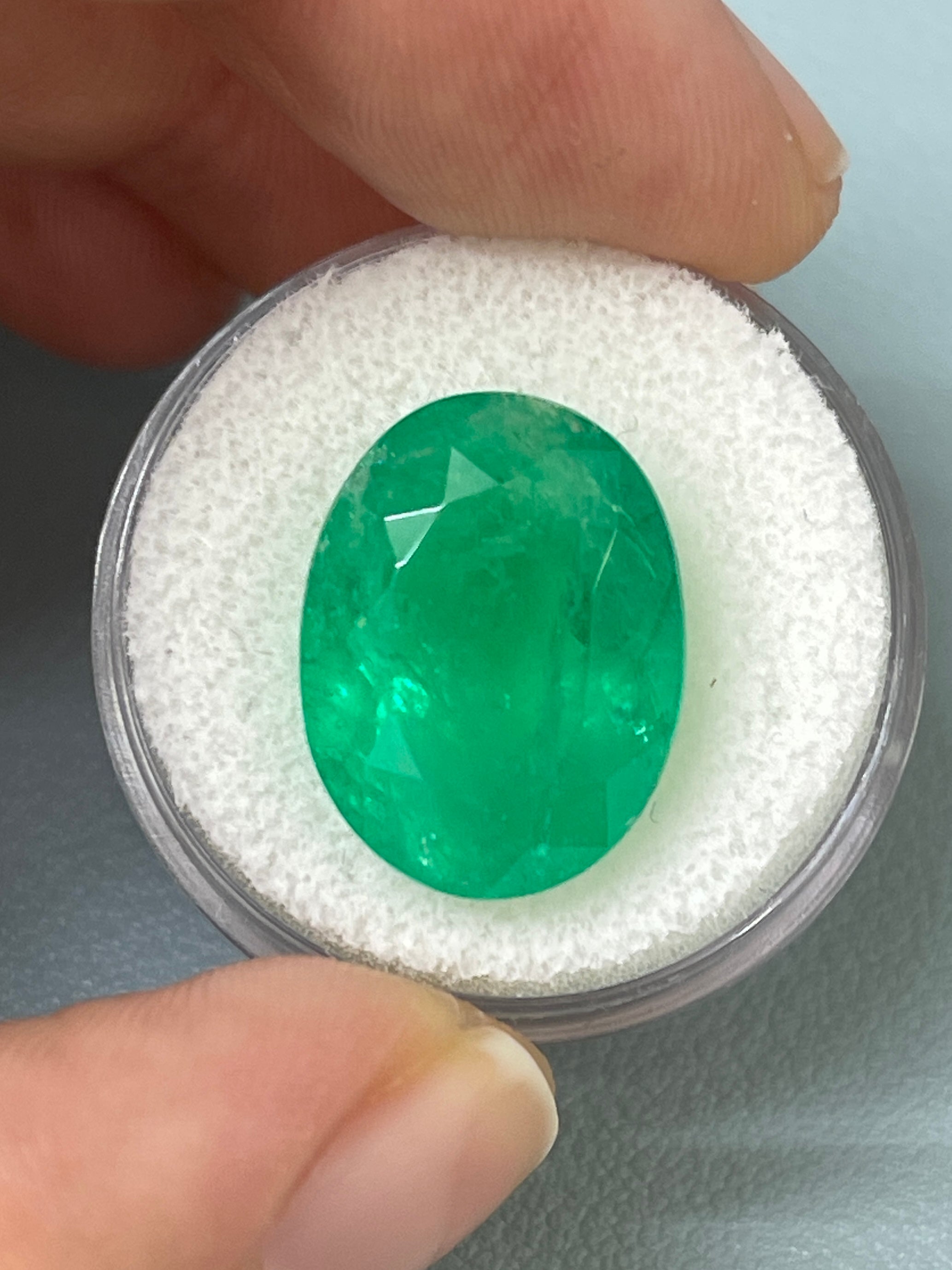 14.72 Carat Natural Colombian Emerald - 17.4x13.3mm Oval Cut Loose Gemstone, Vivid Grassy Green Color for Jewelry Making, Engagement Rings & Luxury Gifts