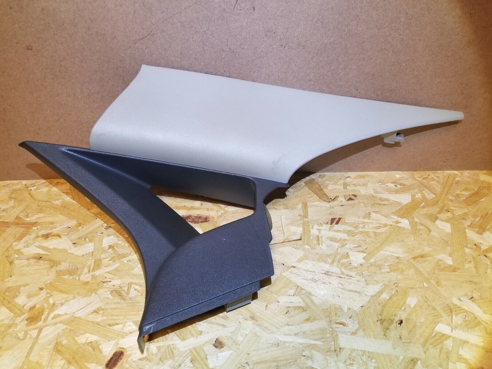 05-07 Volvo S40 Right Passenger Side Rear Quarter Glass Window Trim Bezel OEM Replacement Part - Perfect for Window Seal Repair & Auto Restoration Projects