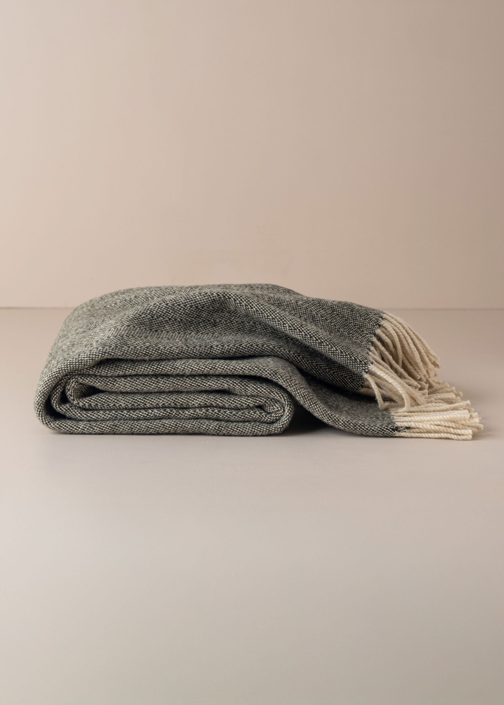Premium Serra da Estrela Wool Throw Blanket & Bed Cover - Soft Olive Green Luxury Blanket for Bed, Sofa & Couch - Cozy Winter Warmth for Home Decor & Gift Giving