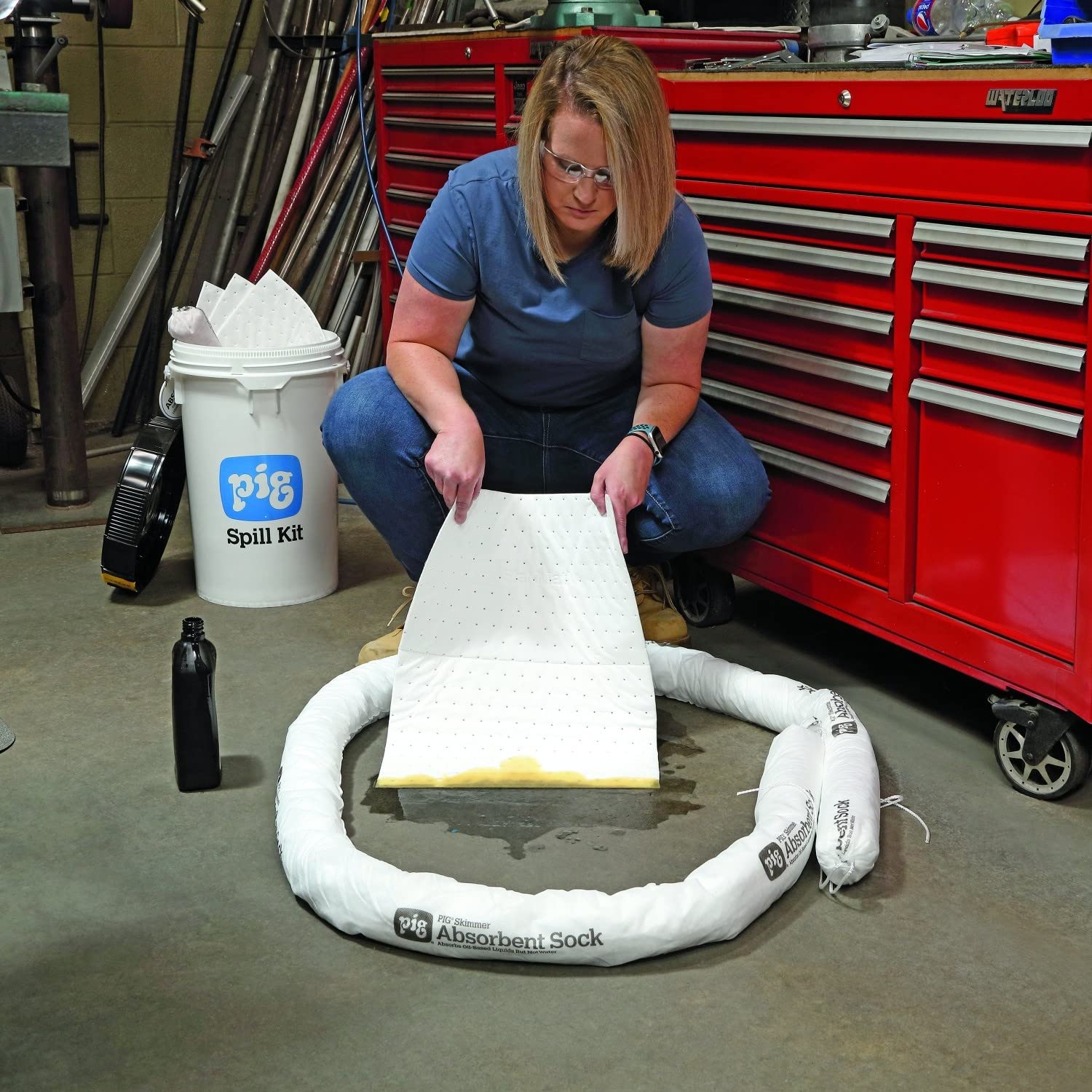 New Pig KIT413 14-Piece Oil-Only Spill Kit with 6.5-Gallon Bucket & 4.5-Gallon Absorbency | Industrial Oil Spill Cleanup for Garages, Workshops & Factories