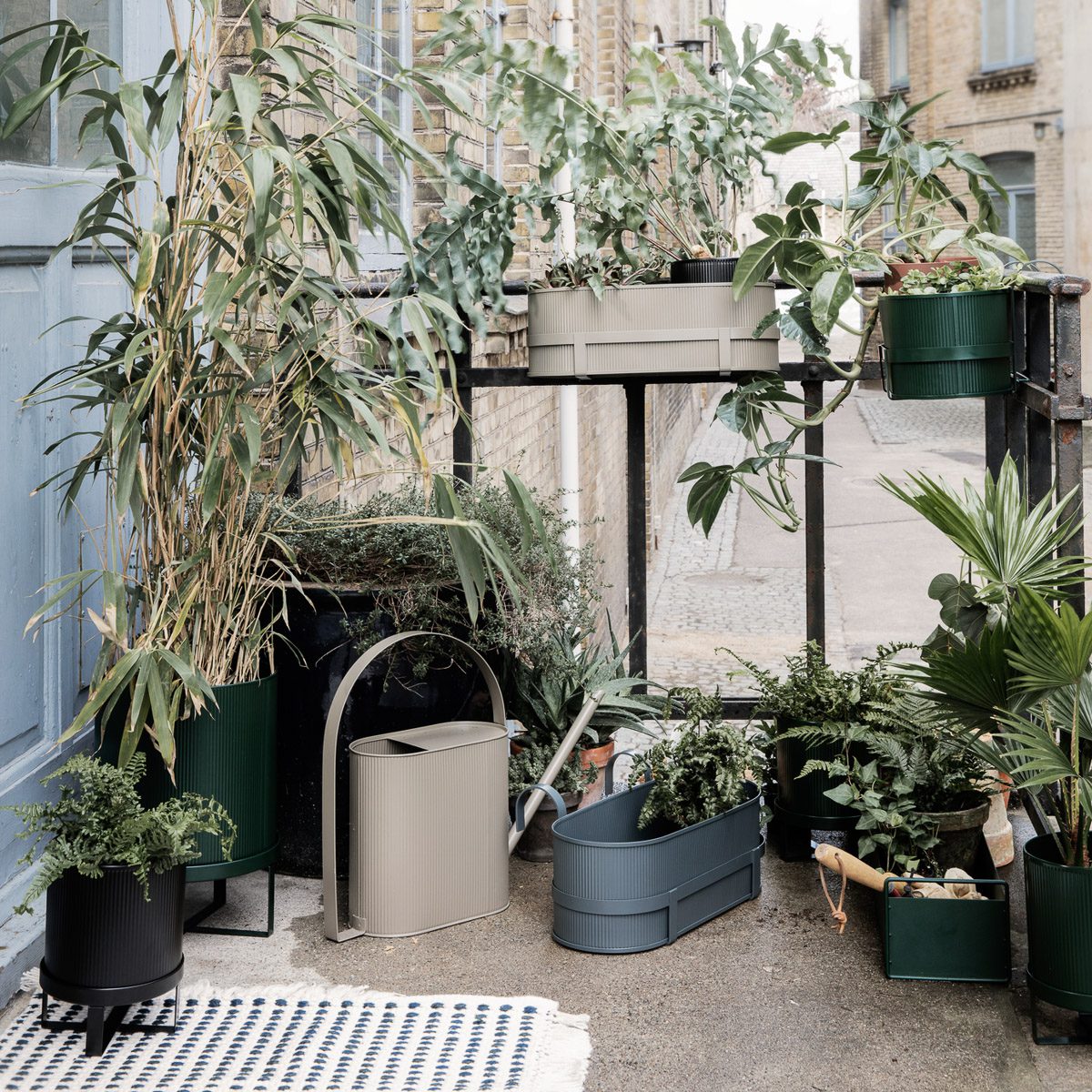 FERM LIVING Bau Balcony Flower Box - Black Planter Box for Outdoor Plants, Balcony Garden Decor, Hanging Flower Pot for Herbs, Succulents & Flowers - Perfect for Patio, Terrace & Urban Gardening