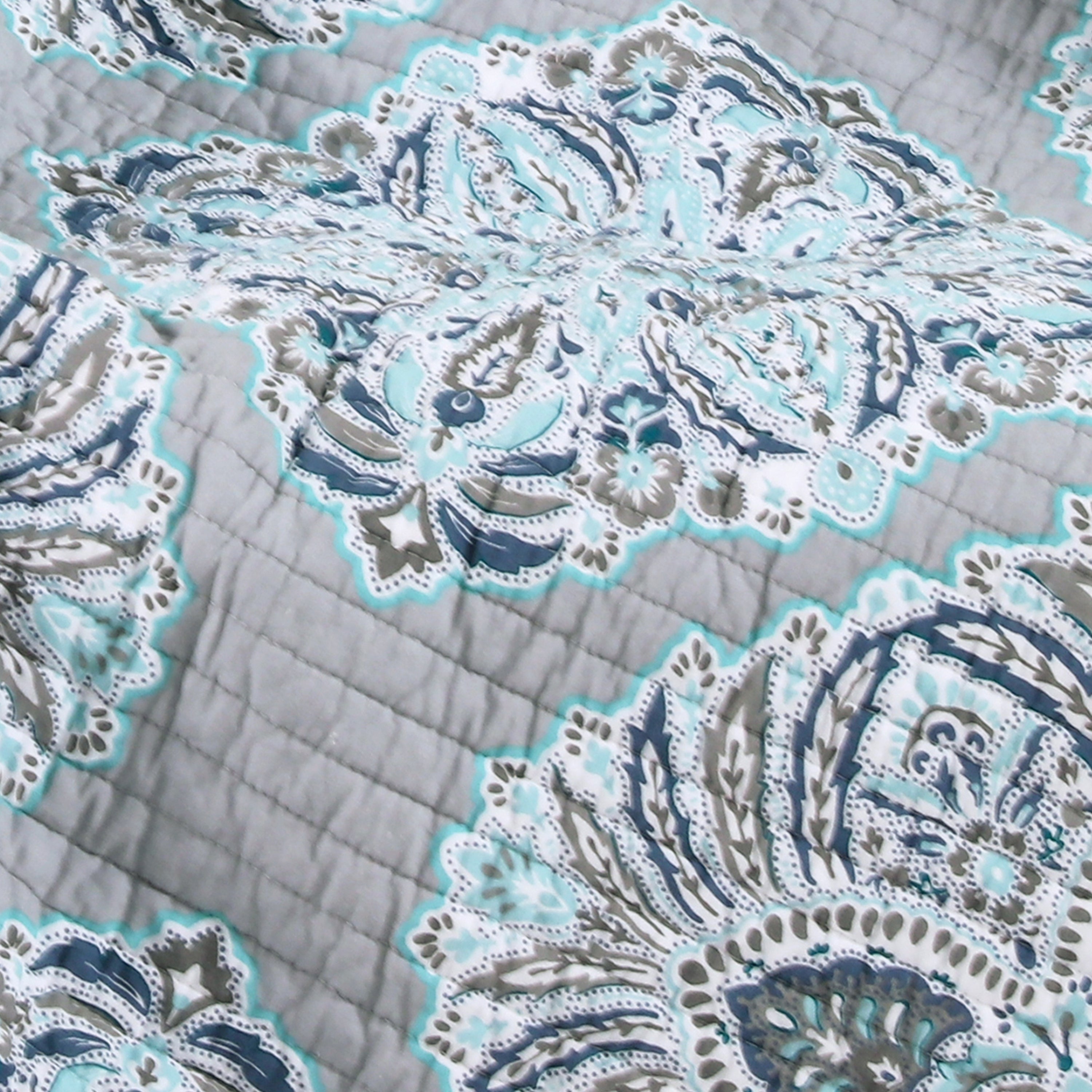 Cozy Tania Quilted Throw Blanket - Soft Lightweight Bedspread for Couch, Sofa & Bed - Perfect for Winter Warmth, Home Decor & Gift Giving