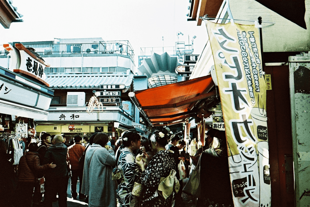 Lomography LomoChrome Metropolis XR 100-400 ISO 35mm Film (36 Exposures) - Vintage Aesthetic & High Contrast for Street Photography & Creative Projects