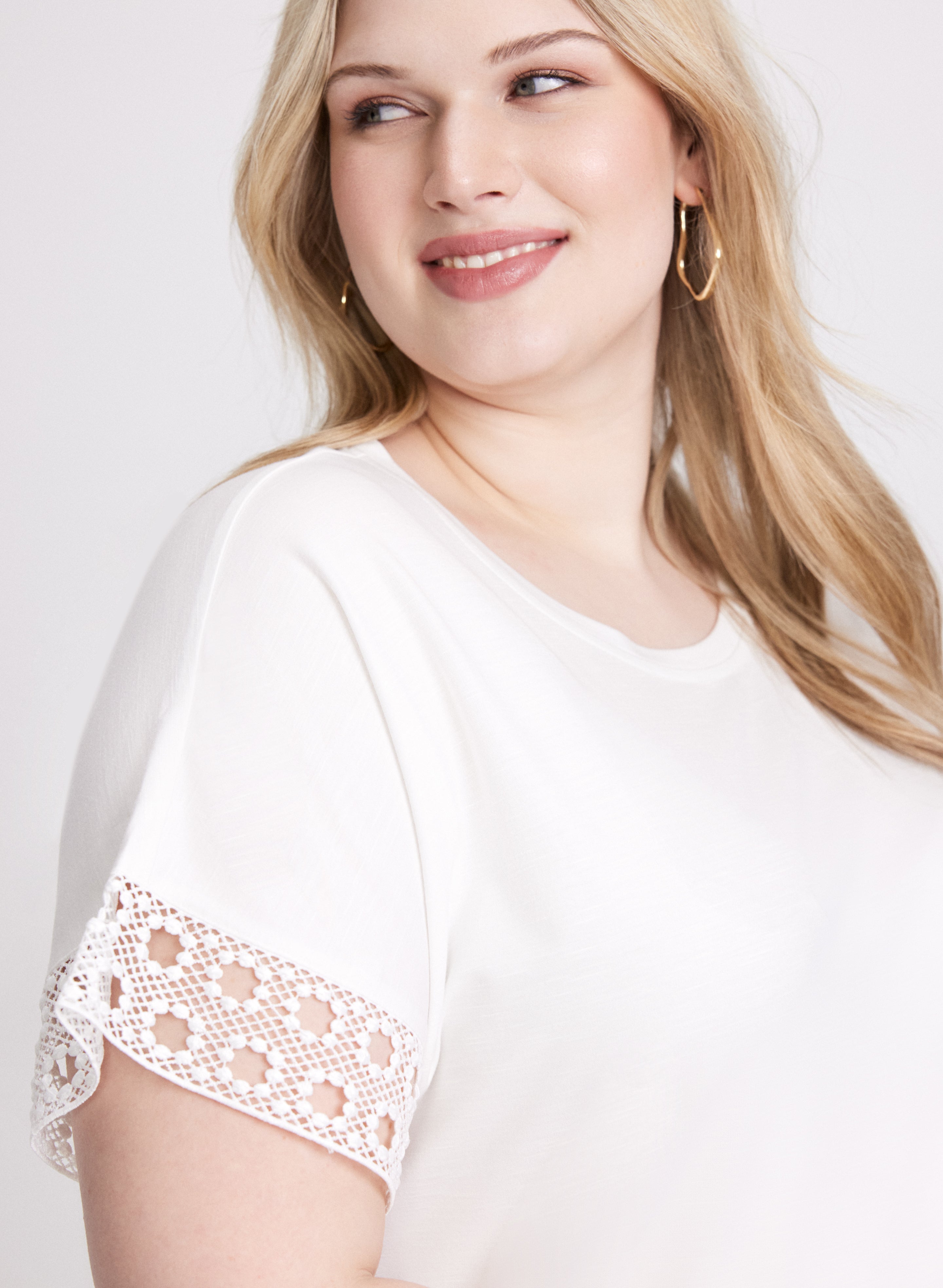 Stylish Eyelet Trim T-Shirt for Women - Trendy Casual Top for Summer Outfits & Everyday Wear