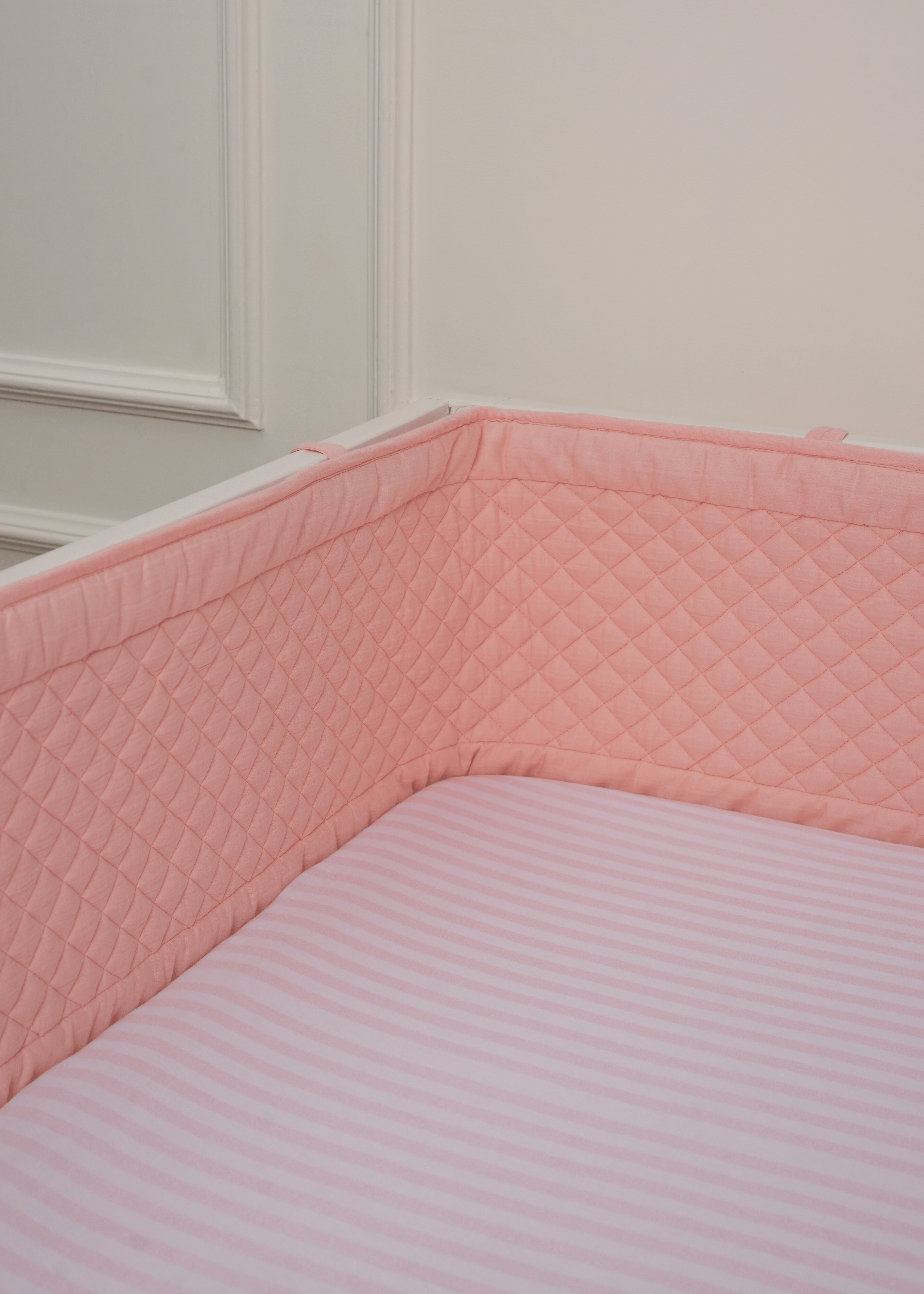 Soft Pink Baby Cot Bumper - Breathable Mesh Crib Bumper for Safe and Comfortable Sleep - Perfect for Nursery, Daycare, and Travel Use