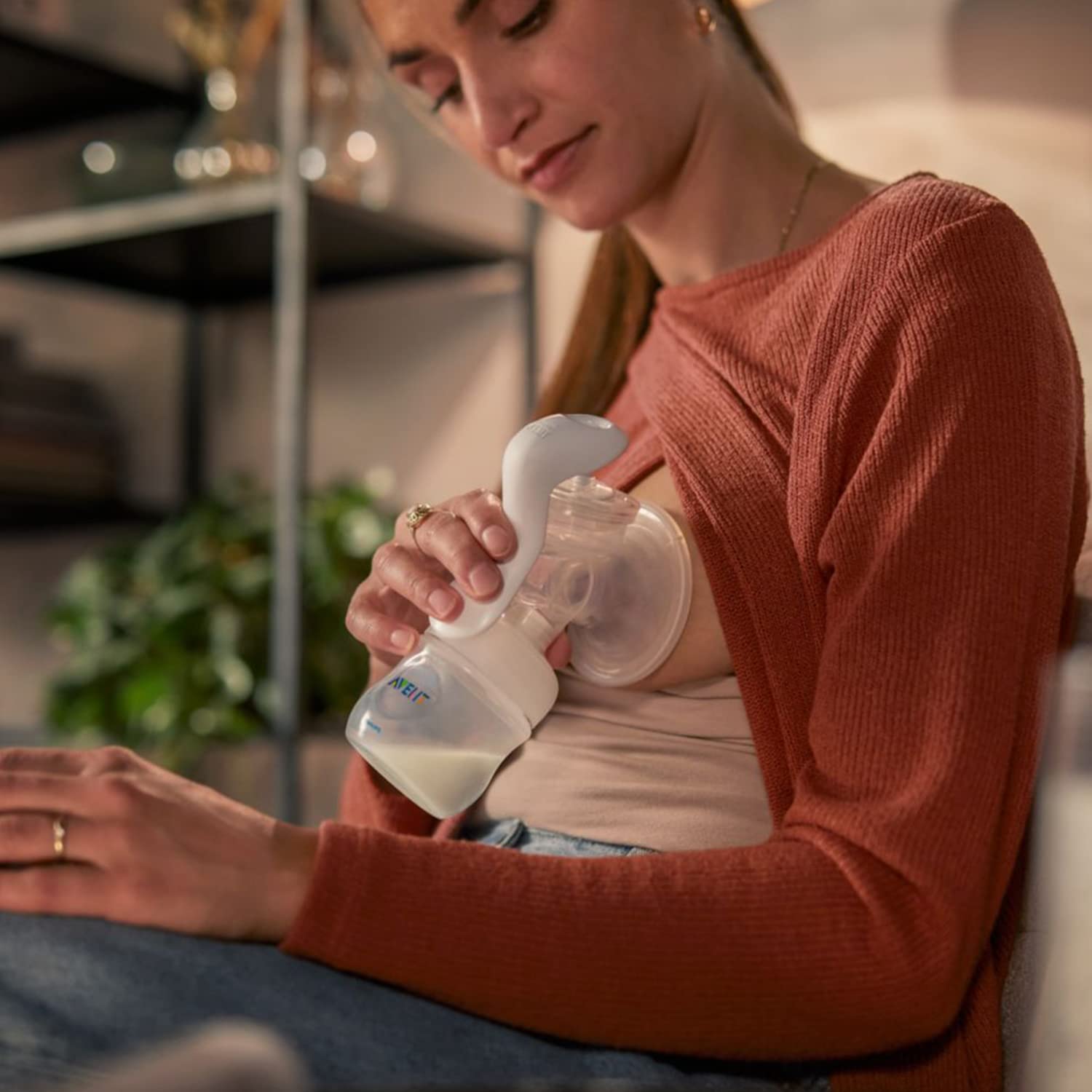 Philips Avent Manual Breast Pump with Natural Motion Technology - SCF430/10 - Comfortable & Efficient for Nursing Moms at Home or Travel
