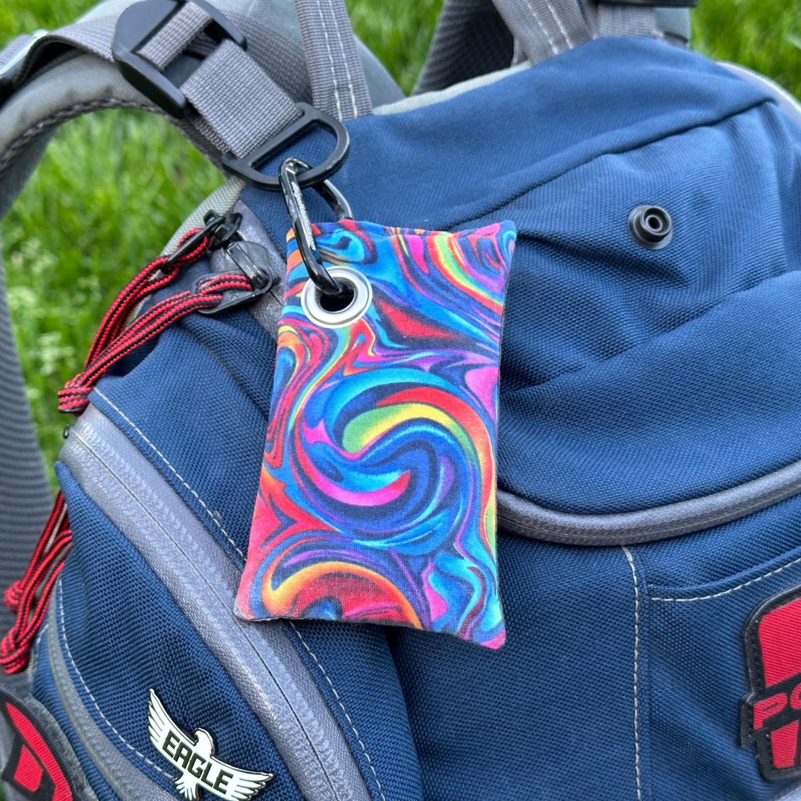 HYZER HOUND DISCS Disc Golf Chalk Bag - Moisture Absorbing Hand Grip Enhancer for Summer Play | Carabiner Attachment for Easy Bag Access | Improve Consistency & Performance | Essential Disc Golf Accessory for Hot Weather & Competitive Tournaments