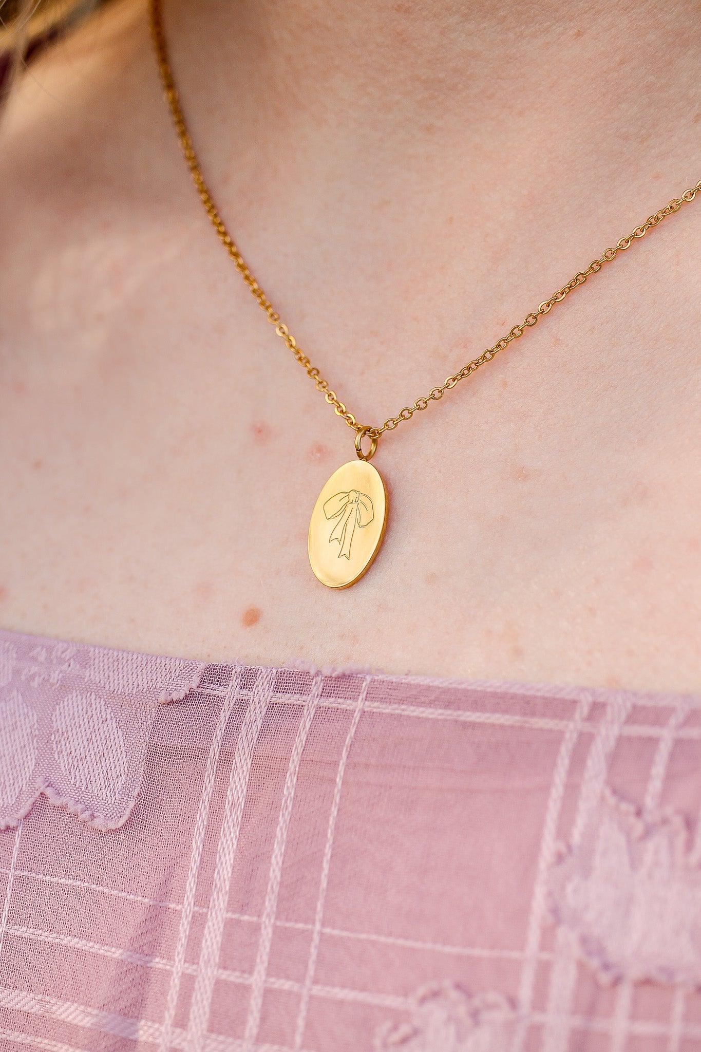 Elegant Gold Bow Pendant Necklace for Women - Perfect Gift for Valentine's Day, Anniversary & Special Occasions