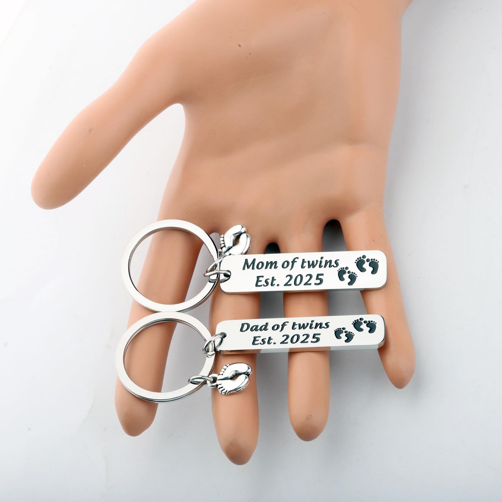 FUSTMW Twin Parents Gift - Keychain for Dad & Mom of Twins, Established 2025 - Perfect Baby Reveal & Expecting Parents Present - Ideal for Gender Reveal Parties & New Parent Celebrations