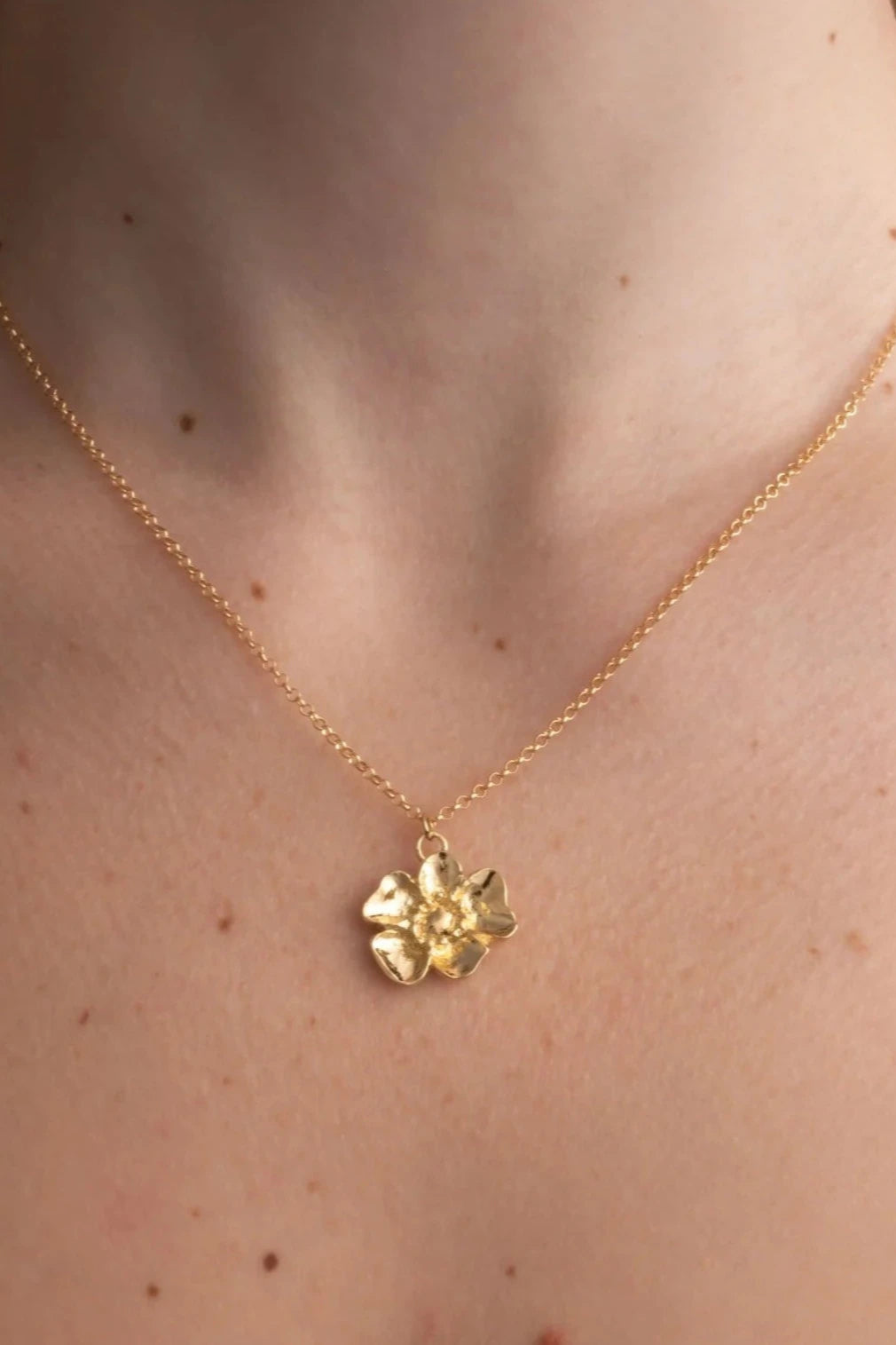 Elegant Flower Necklace for Women - Dainty Floral Pendant Jewelry Gift for Her - Perfect for Weddings, Parties & Everyday Wear