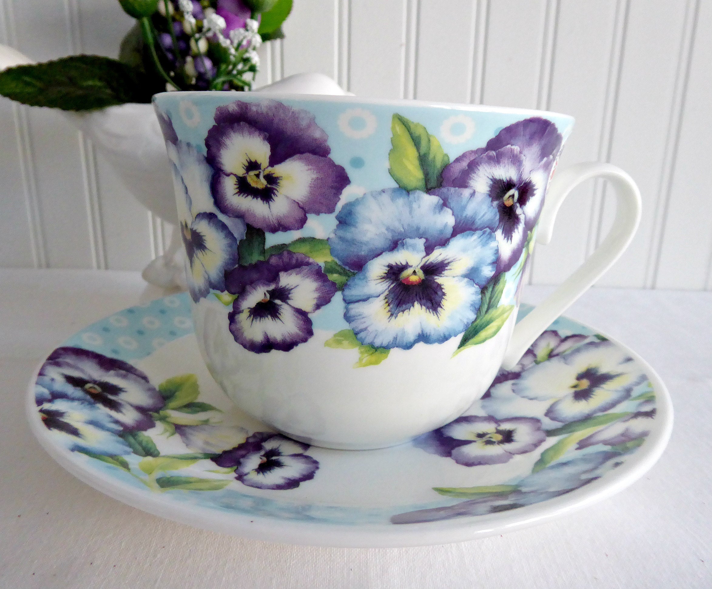 Roy Kirkham Blue Purple Pansies Bone China Breakfast Cup and Saucer Set - Elegant Floral Tea Cup for Morning Coffee, English Tea, or Gift Giving