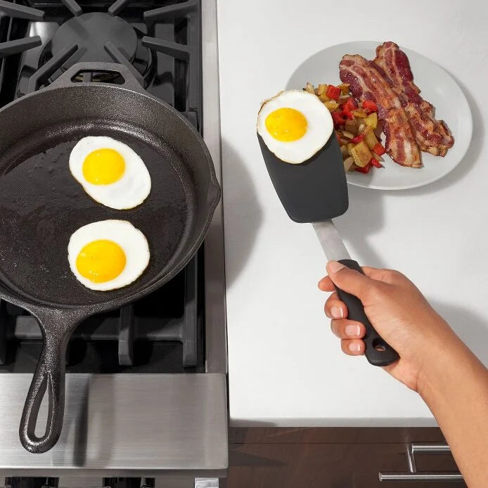 OXO Small Flexible Turner - Heat-Resistant Silicone Spatula for Non-Stick Pans, Perfect for Flipping Pancakes, Eggs & Burgers - Ideal for Kitchen, Camping & Outdoor Cooking