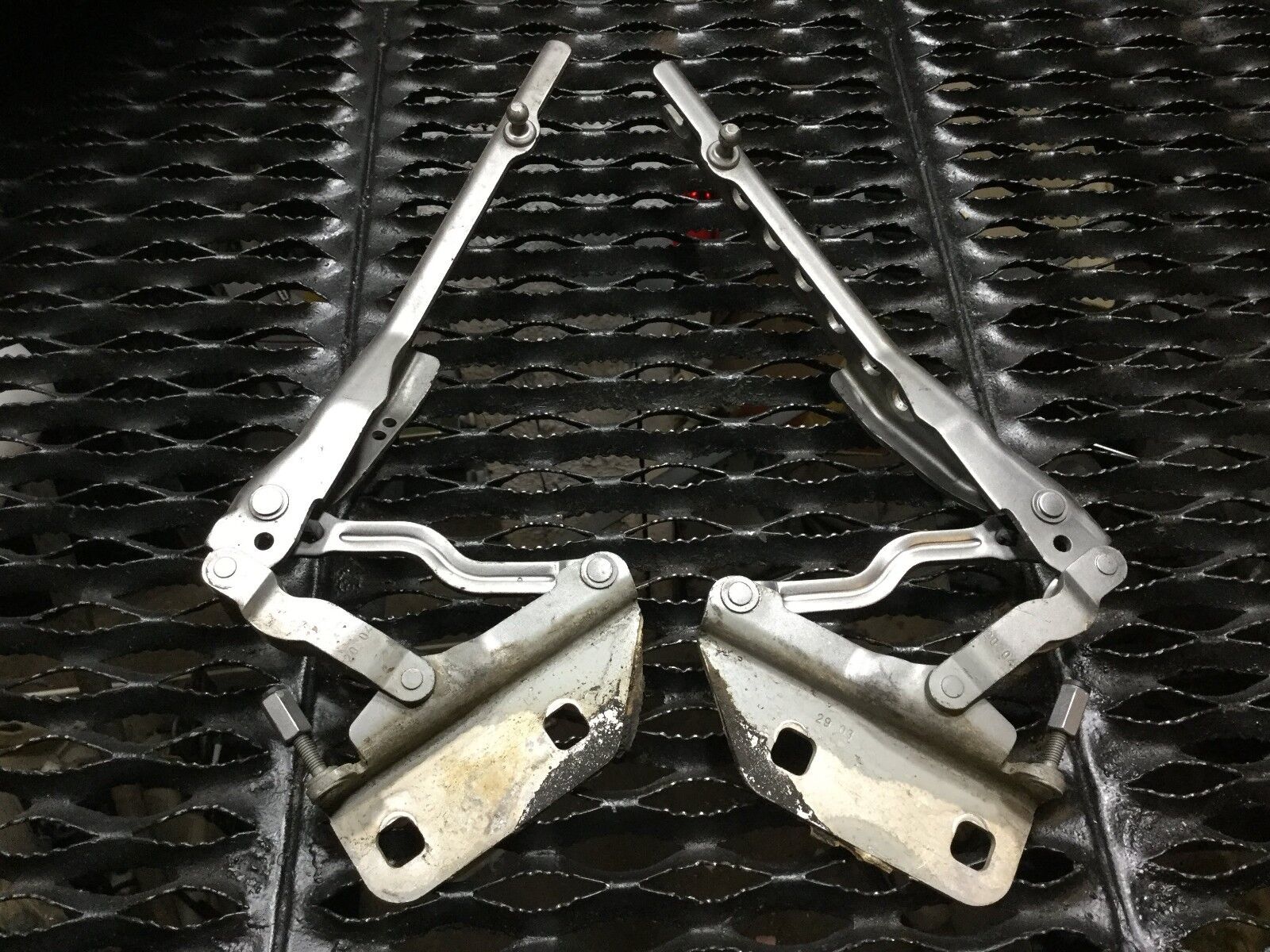 04-09 Audi A8 D3 Hood Hinge Pair - OEM Replacement Parts for Left & Right Side - Perfect for Car Repair & Maintenance