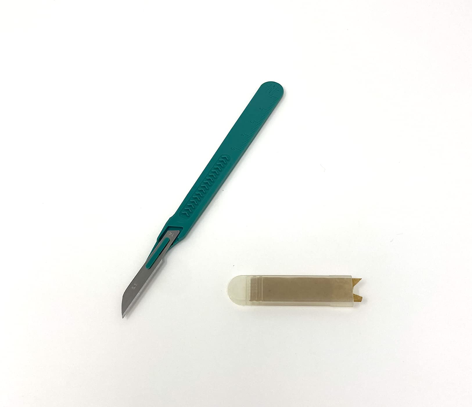 Disposable Scalpels Sterile Surgical Blade Size 14 - Stainless Steel with Plastic Handle & Metric Line - Individually Foil Wrapped (Case of 500) - Perfect for Medical Procedures, Veterinary Use & First Aid Kits