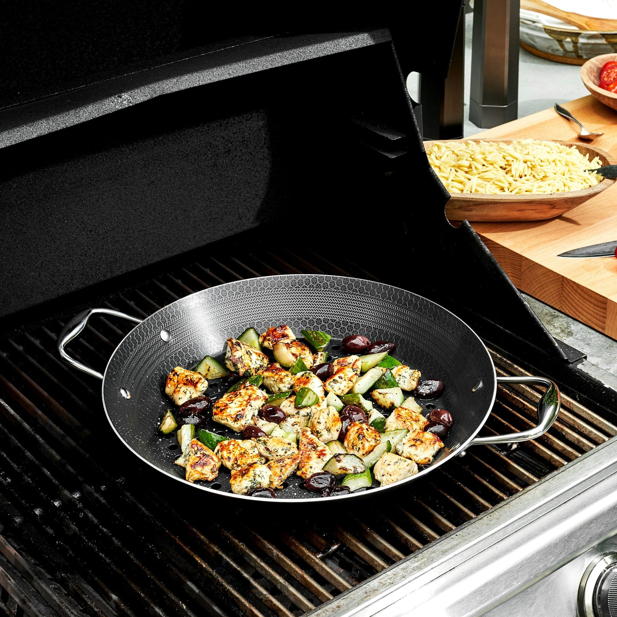 Best BBQ Grill Pan for Outdoor Cooking - Non-Stick Cast Iron Griddle for Grilling Steak, Burgers & Vegetables - Perfect for Camping, Backyard BBQs & Picnics