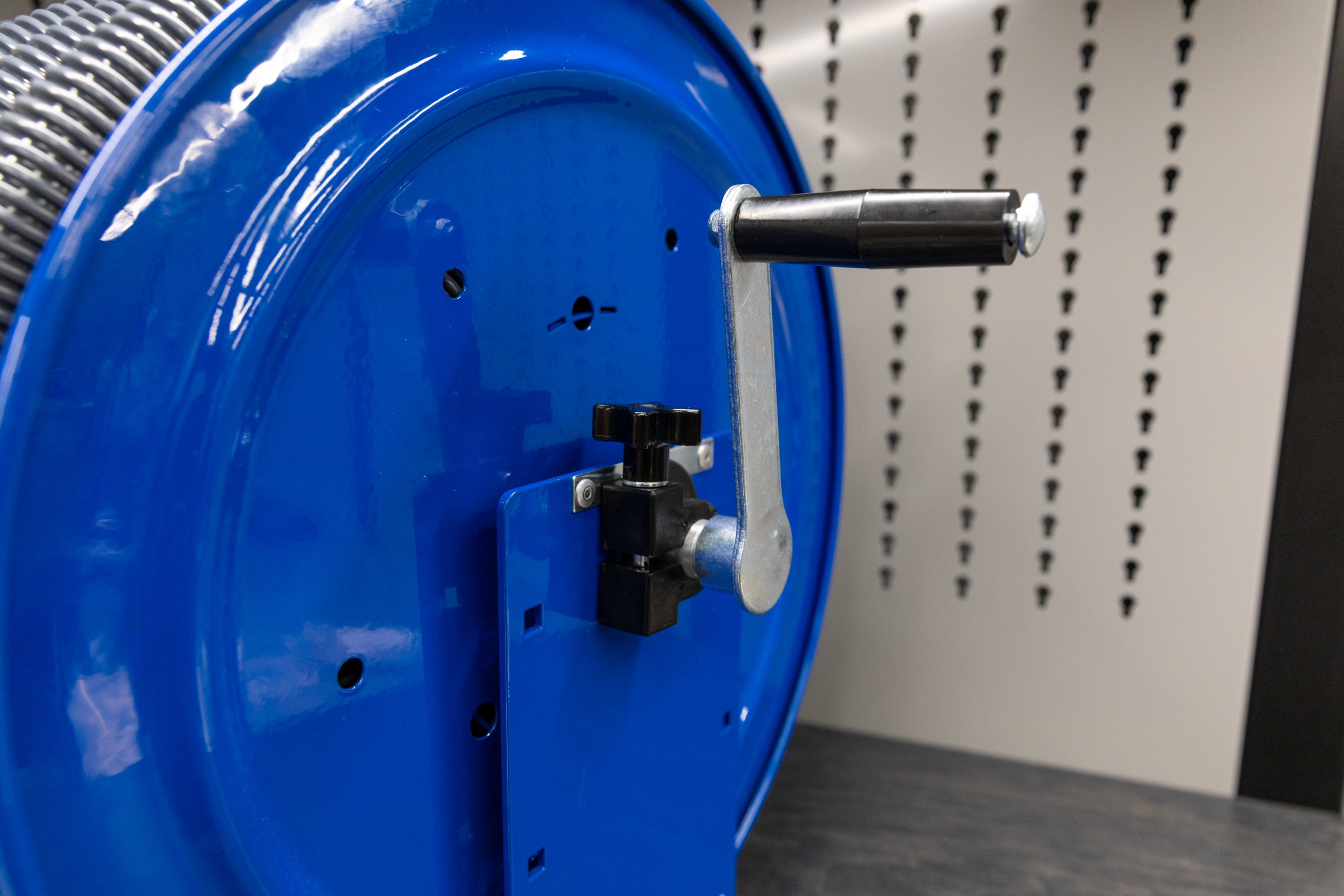High-Quality Coxreels Vacuum Hose Reel for Industrial & Home Use - Durable Retractable Air Hose Storage Solution for Workshops, Garages & Cleaning