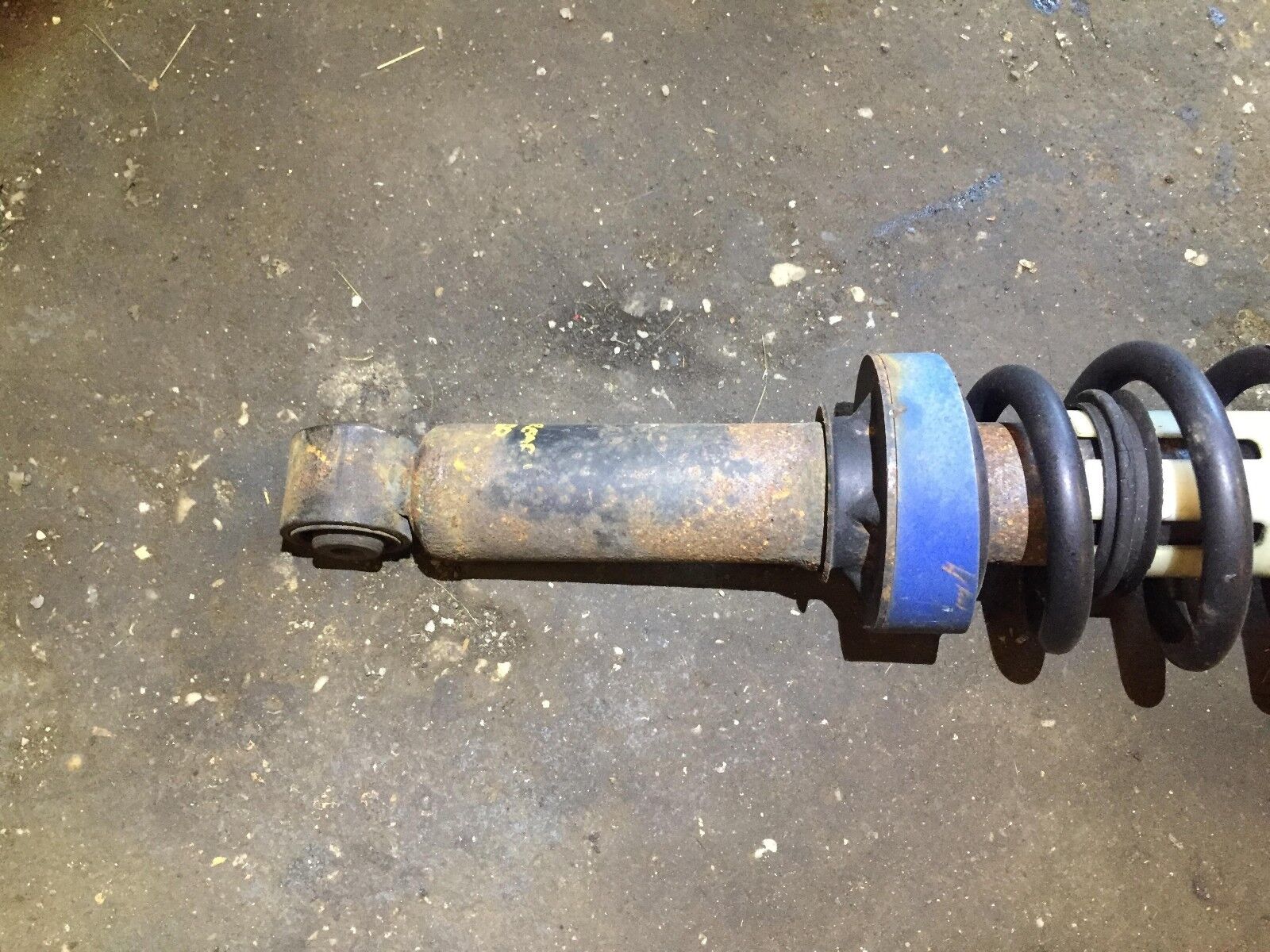 04-06 Porsche Cayenne Rear Left Shock Absorber - OEM Quality Replacement Part for Smooth Ride & Enhanced Safety | Perfect for Off-Roading & Daily Commuting