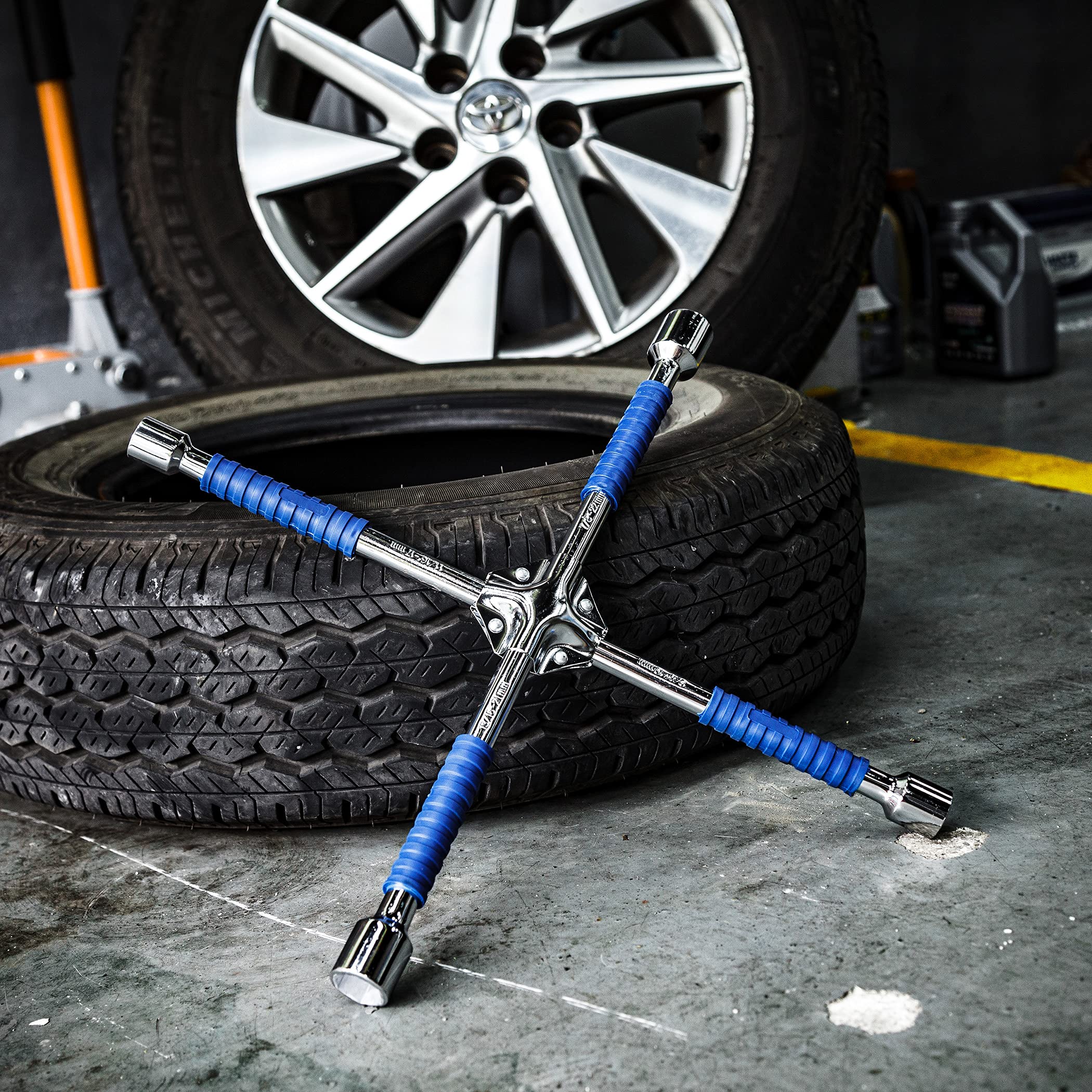 CARTMAN 18 Inch Universal Heavy Duty Lug Wrench - Non-Slip 4-Way Tire Iron for Trucks, SUVs & Cars - Perfect for Emergency Roadside Tire Changes & Auto Repairs