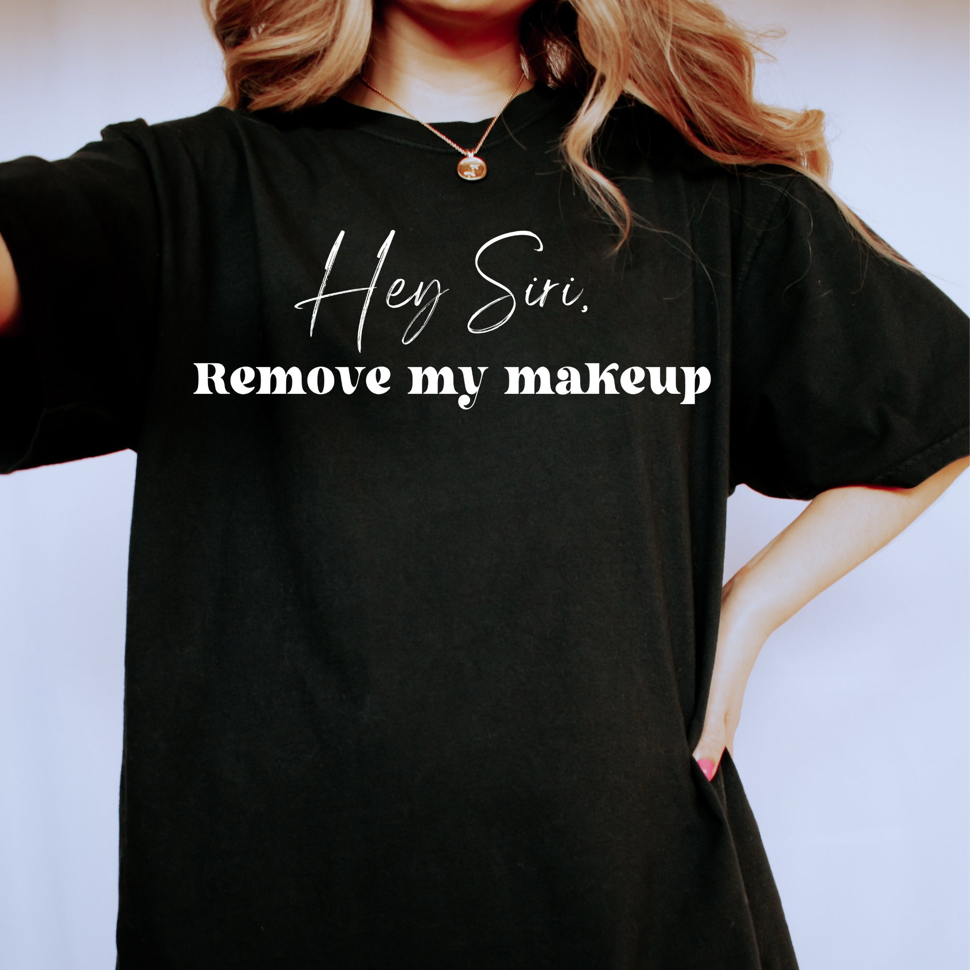 Trendy Oversized Makeup Artist T-Shirt - Funny 'Hey Siri Remove My Makeup' Graphic Tee - Perfect Gift for Makeup Lovers & Professionals - Great for Salon Work, Cosplay & Casual Wear