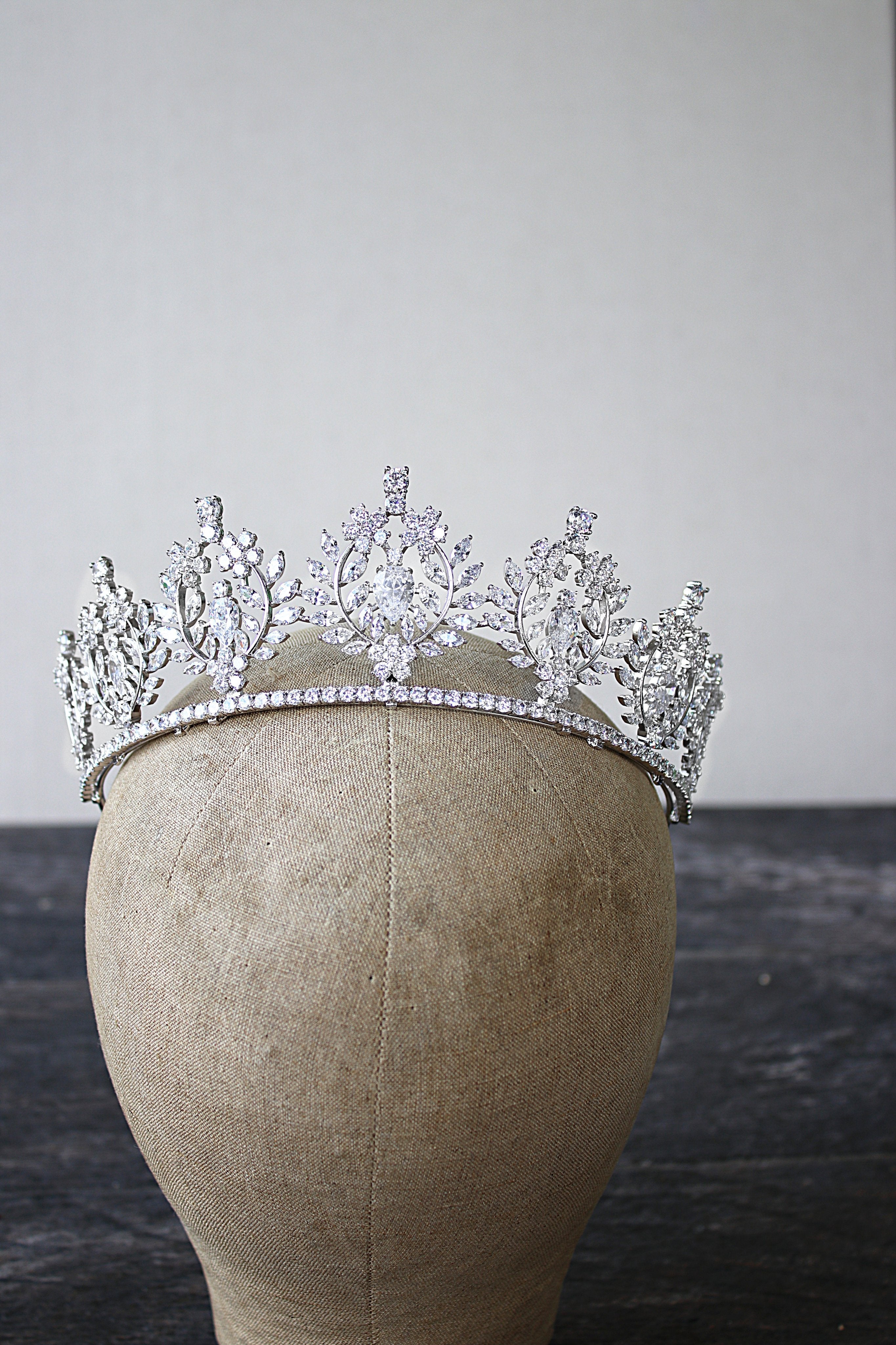 JASLYNE Simulated Diamond Tiara – Elegant Crystal Bridal Crown for Weddings, Prom & Special Occasions