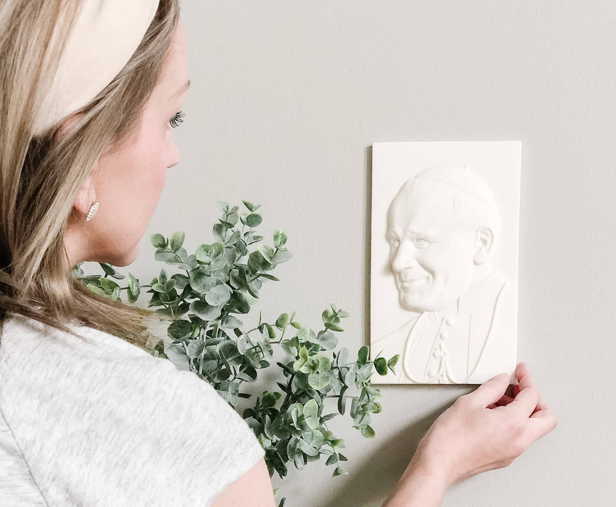 Pope Saint John Paul II Wall Plaque - Religious Home Decor for Catholic Devotion - Perfect for Church, Prayer Room & Gift Giving