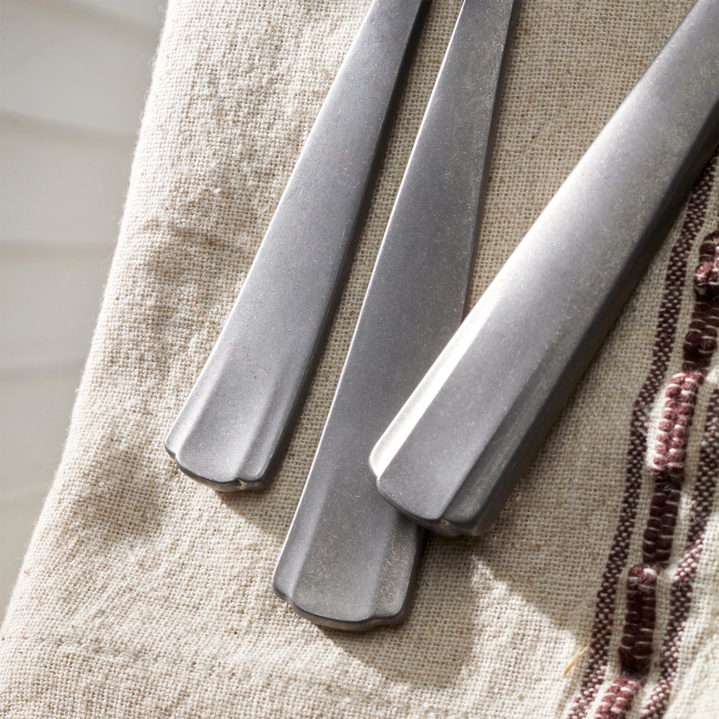 French Perle Scallop Vintage 65-Piece Flatware Set - Elegant Stainless Steel Cutlery for Fine Dining, Wedding Gifts & Special Occasions