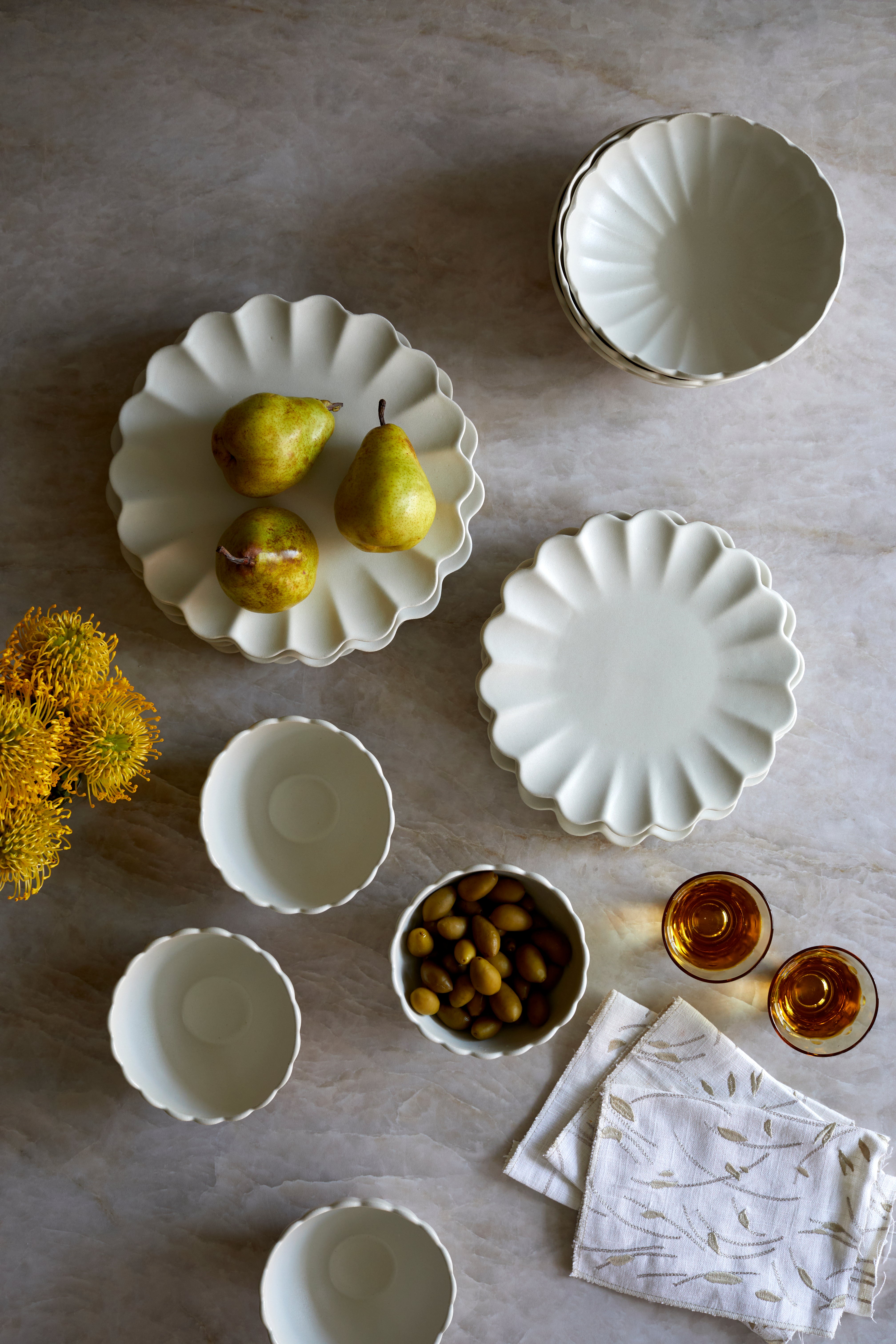 Premium Dhalia Stoneware Dinnerware Set - Elegant White Porcelain Plates, Bowls & Mugs - Perfect for Family Dinners, Holiday Entertaining & Restaurant Use