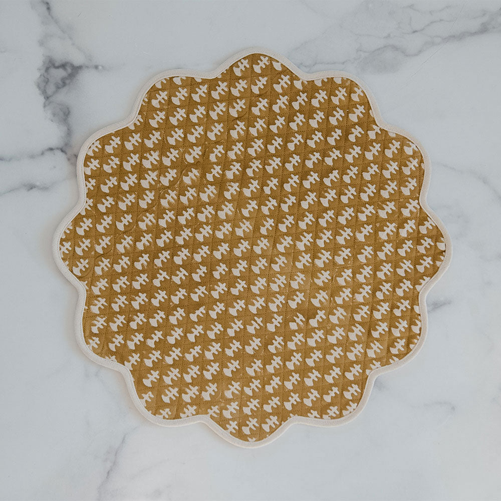 Quilted Scallop Placemats Set of 4 - Elegant Dining Table Decor for Thanksgiving, Christmas & Everyday Use - Washable & Durable Kitchen Table Mats