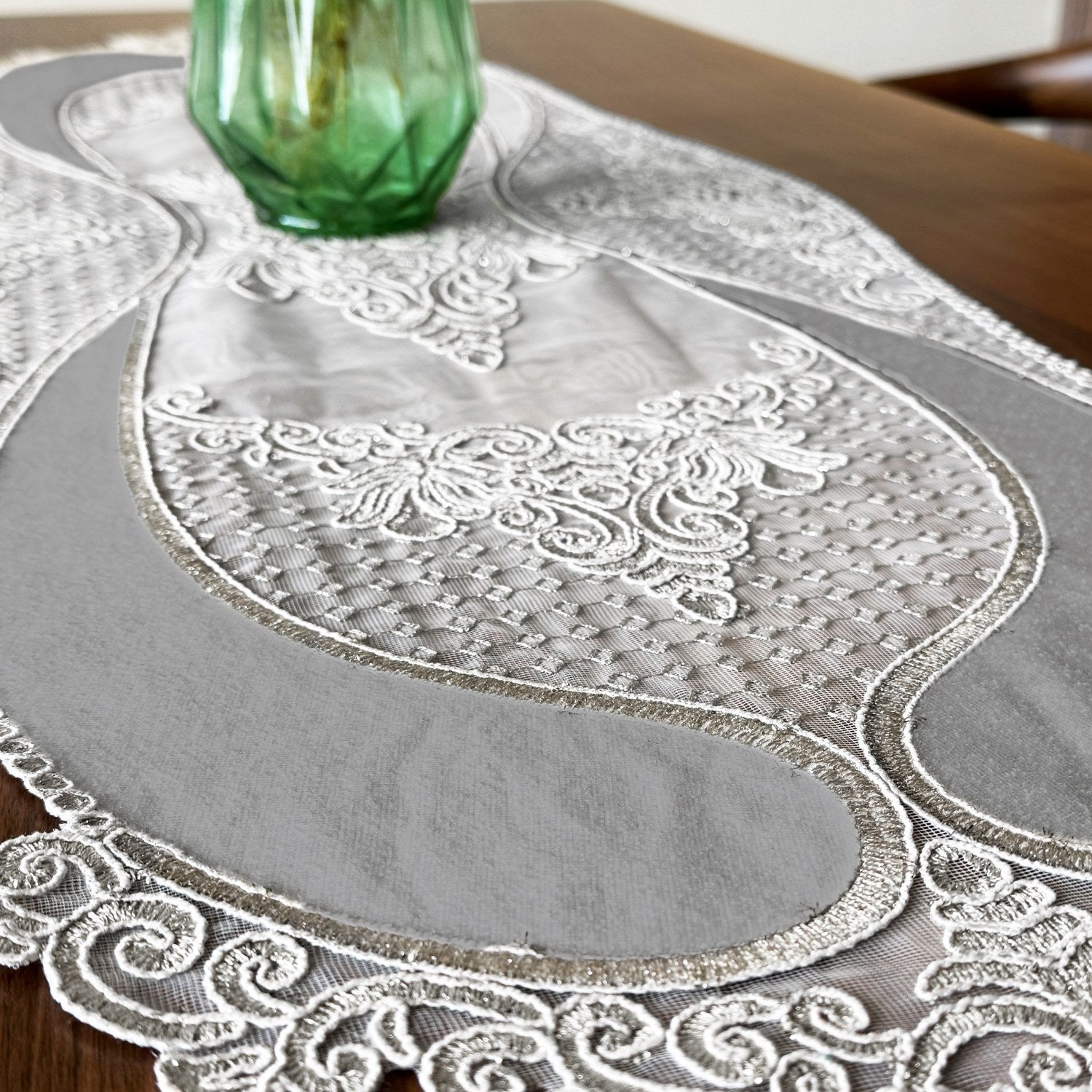 Elegant Woven Table Runner for Home & Kitchen - Perfect for Dining Table Decor, Holiday Dinners & Special Occasions