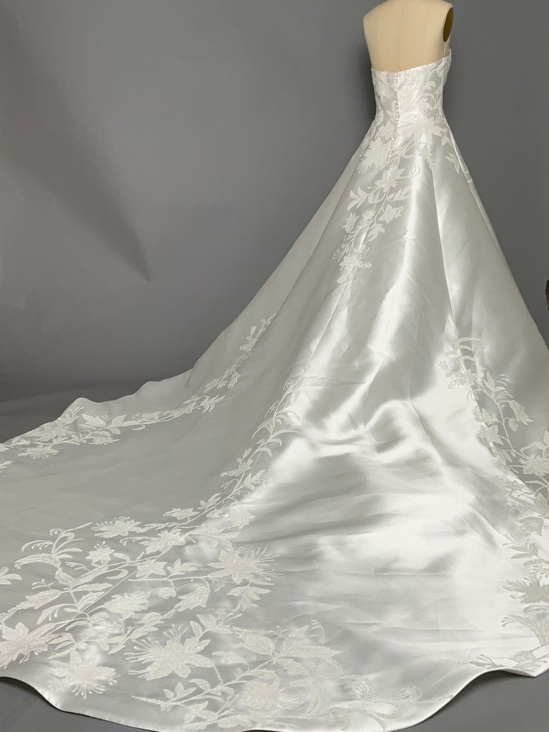 Atelier Pronovias Hela Wedding Dress - Size 10 | Elegant Bridal Gown for Church Ceremony & Formal Reception