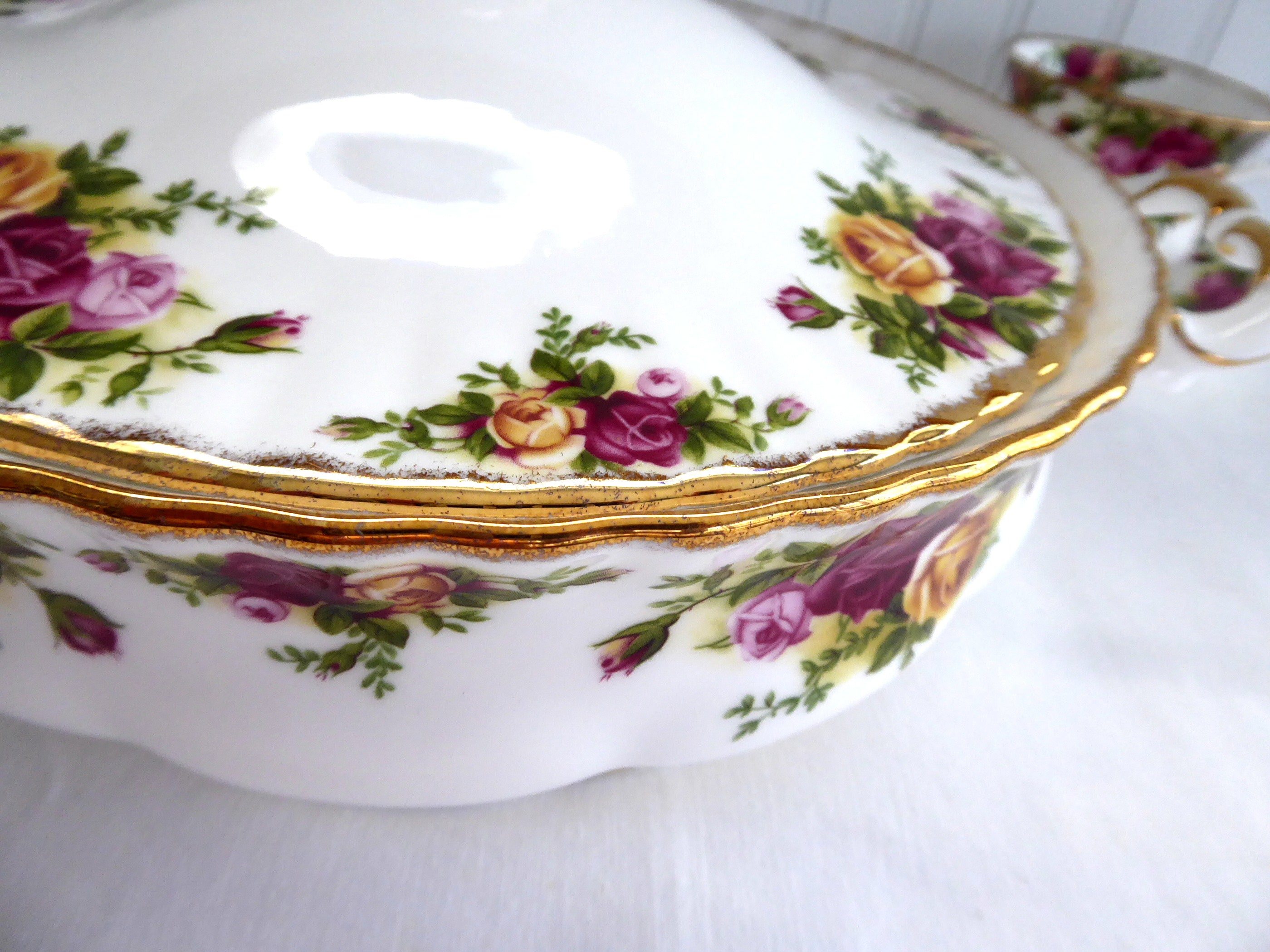 Royal Albert Old Country Roses Round Covered Vegetable Dish - 50 Ounce Large Vintage Serving Bowl with Lid (1990s) - Perfect for Dinner Parties, Holiday Meals & Elegant Table Settings