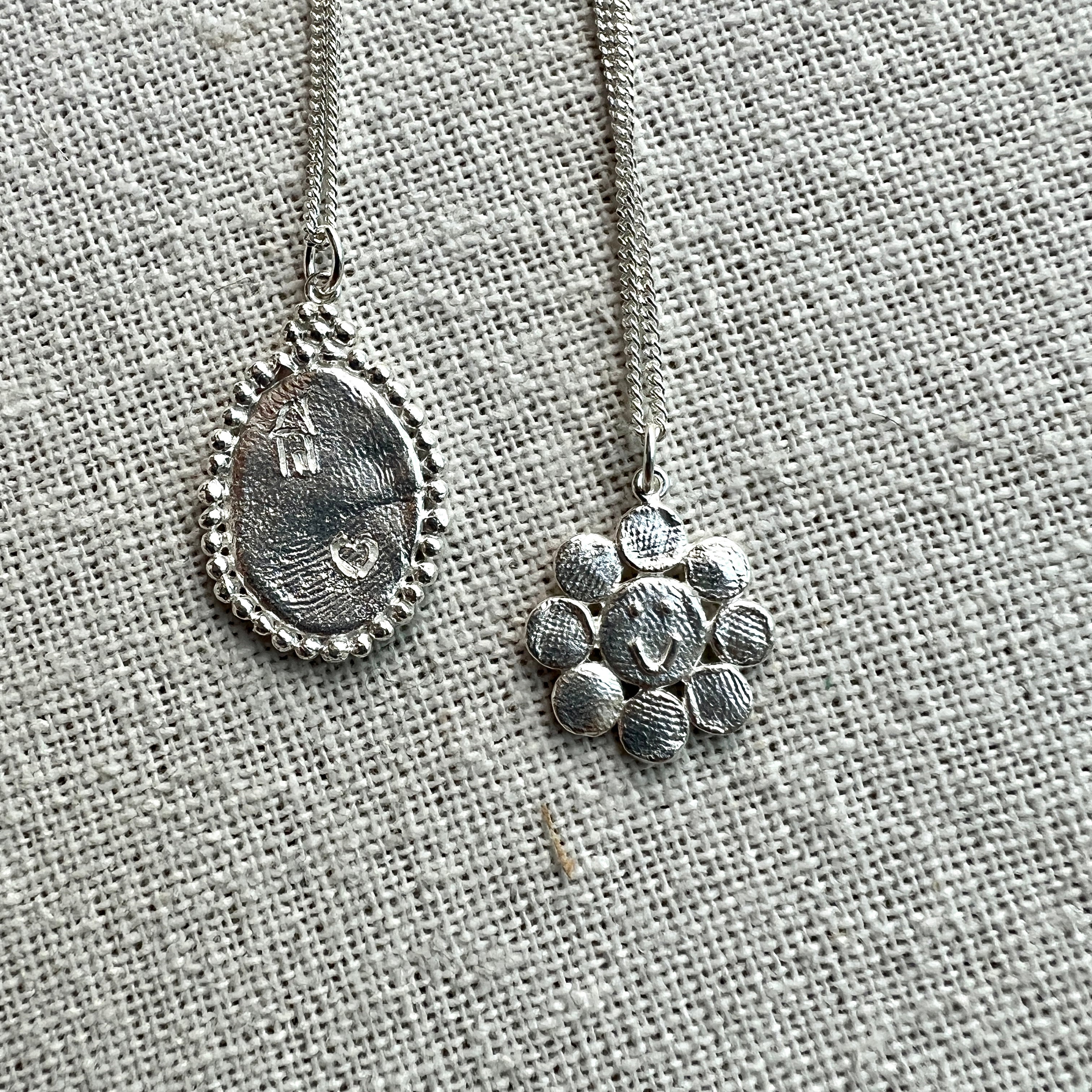 Elegant Silver Happy Flower Pendant Necklace 45cm - Perfect for Women's Daily Wear, Gift Giving & Special Occasions