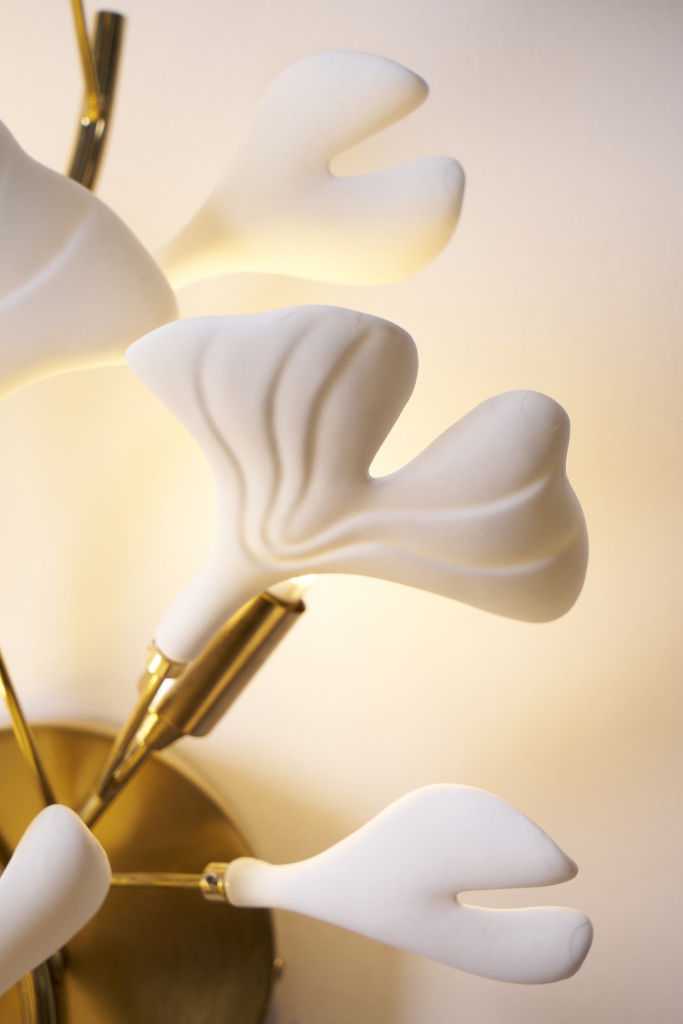 Ginkgo Leaf Wall Lamp - Modern LED Sconce Light Fixture for Bedroom, Living Room, and Hallway Decor | Energy-Efficient Home Lighting Solution
