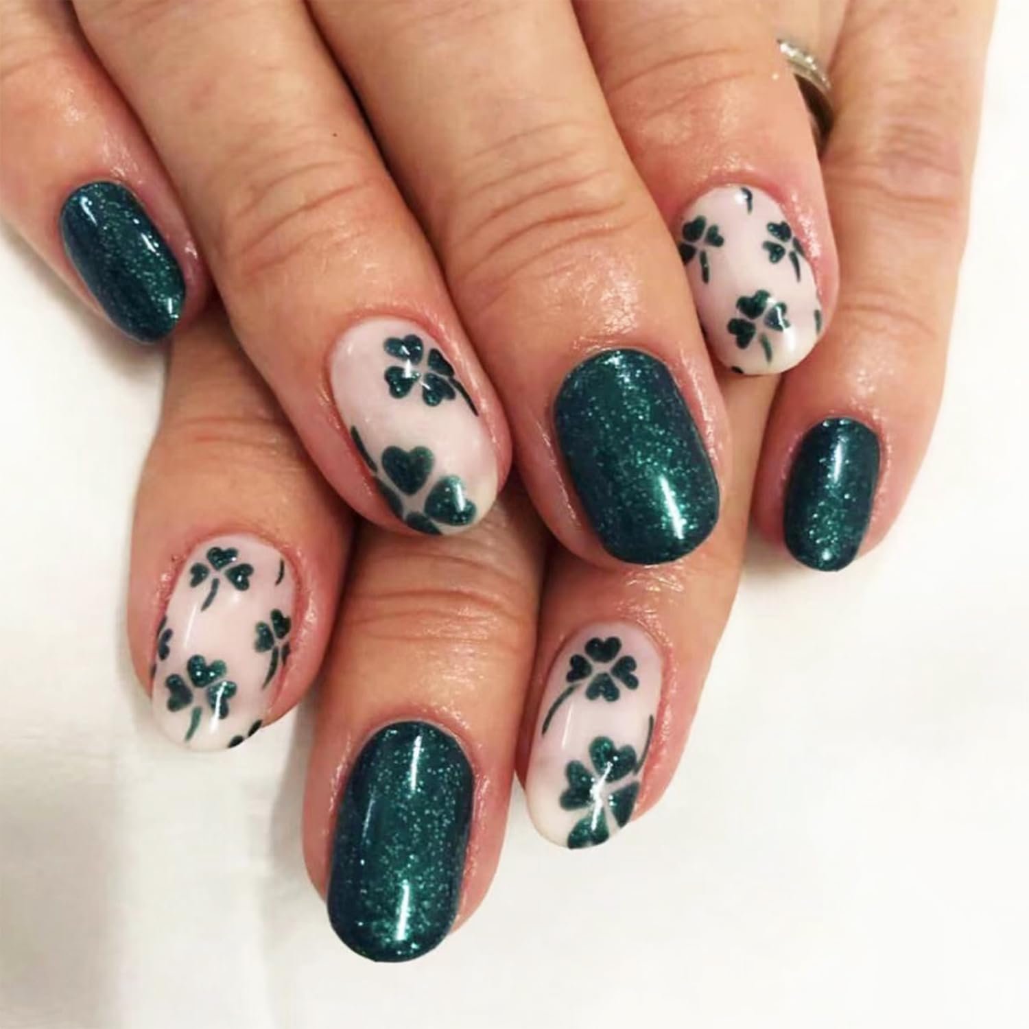 St. Patrick's Day Press on Nails - 24Pcs Short Oval Green Shamrock Fake Nails with Glitter Design | Irish Glue on Nails | Glossy Almond False Nails for Women | Saint Patrick's Day Acrylic Nails Manicure Tips | Perfect for Parties, Festivals & Irish Celebrations