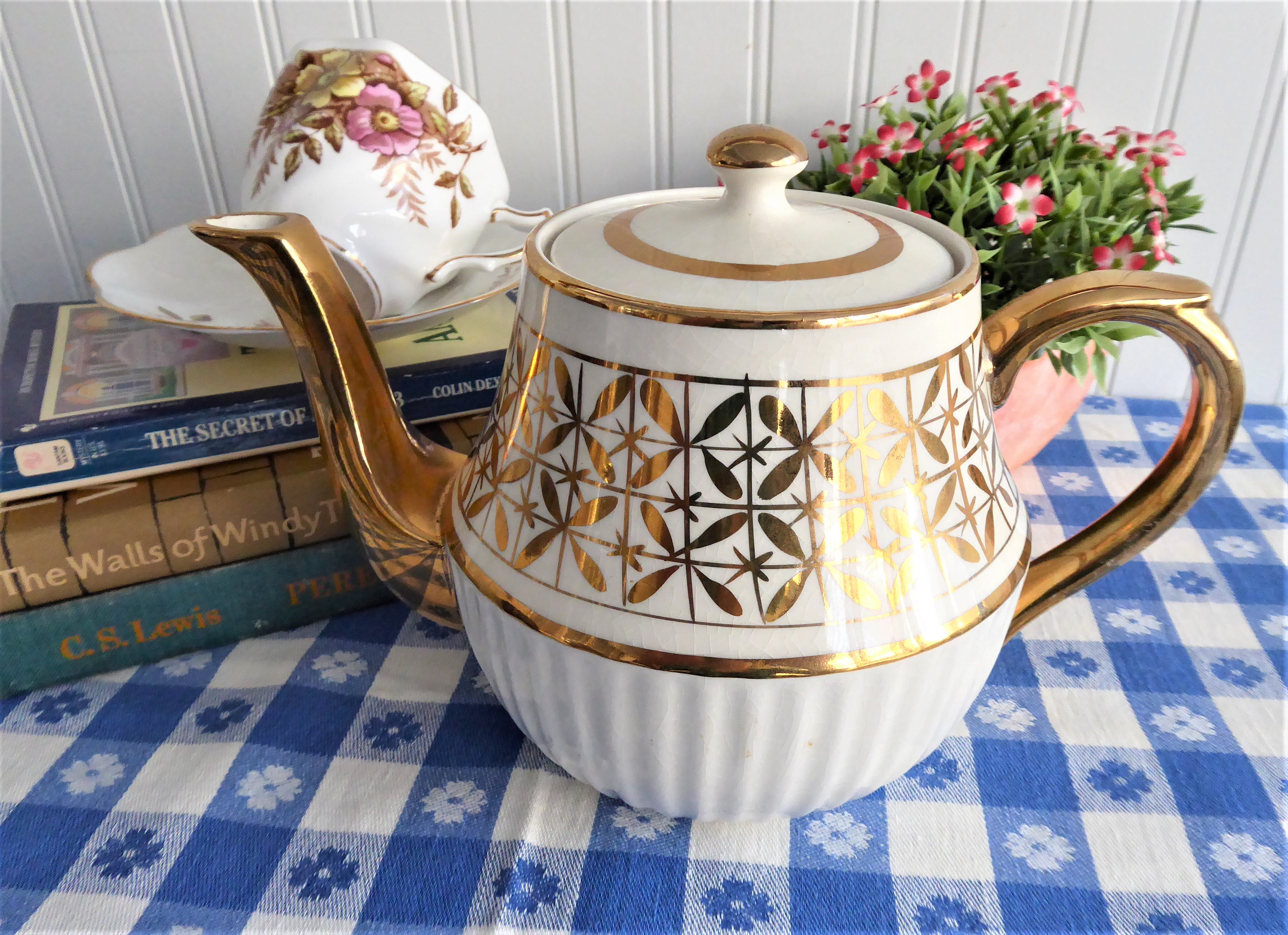 Vintage Art Deco Teapot - White & Gold Large Ceramic Teapot with Propeller Design, Arthur Wood 1930s Collectible - Perfect for Afternoon Tea, Vintage Decor & Collector's Display