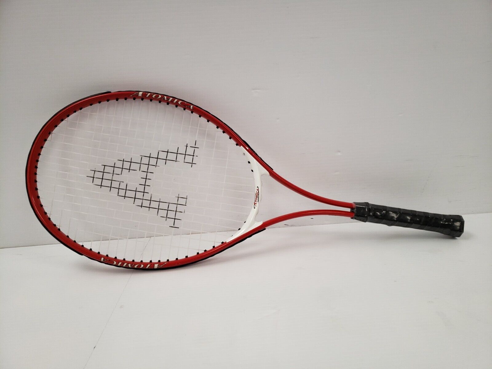 Atomic Tennis Racket - Professional Grade Tennis Racket for Men & Women - Lightweight & Durable for Competitive Play & Training - Perfect for Court Matches, Club Play & Backyard Practice