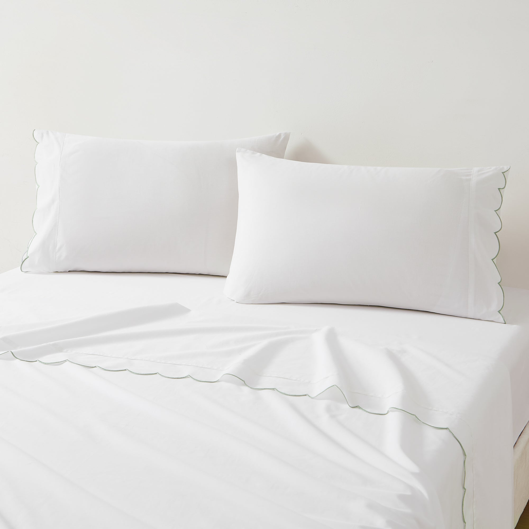 Coastal Chic Scalloped Edge Cotton Sheet Set - Soft & Breathable Bedding for Beach House, Guest Room & Master Bedroom - Perfect for Summer Nights & Coastal Decor