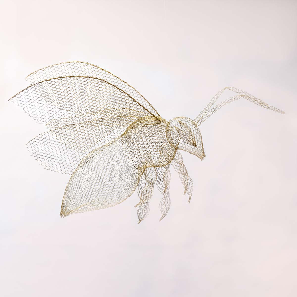 Large Bee Wire Mesh Sculpture - Outdoor Garden Art Decor for Patio, Yard, and Home Decoration