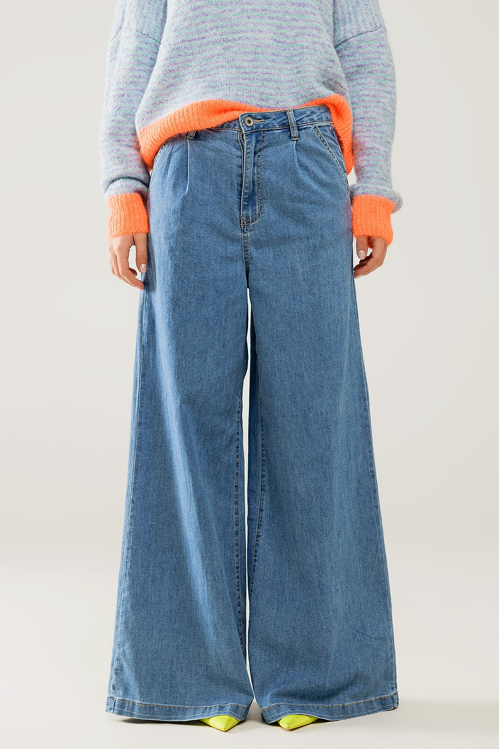 Extra Wide Pleated Jeans in Light Wash - Perfect for Casual Outfits and Everyday Wear