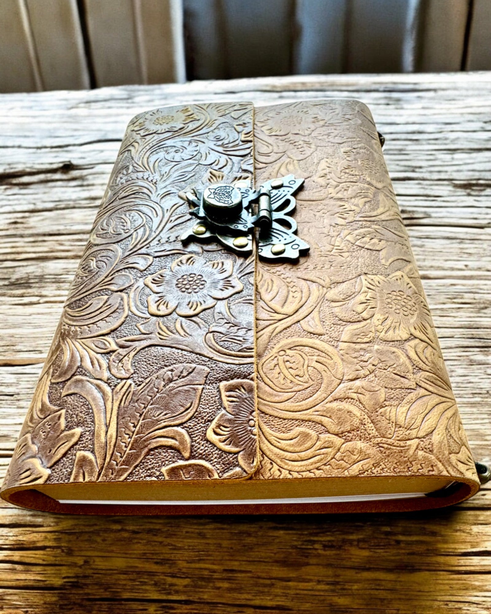 Premium Leather Cover Vintage Notebook - 480 Pages, Custom Engraving, Elegant Retro Design for Journaling, Writing & Gift Giving