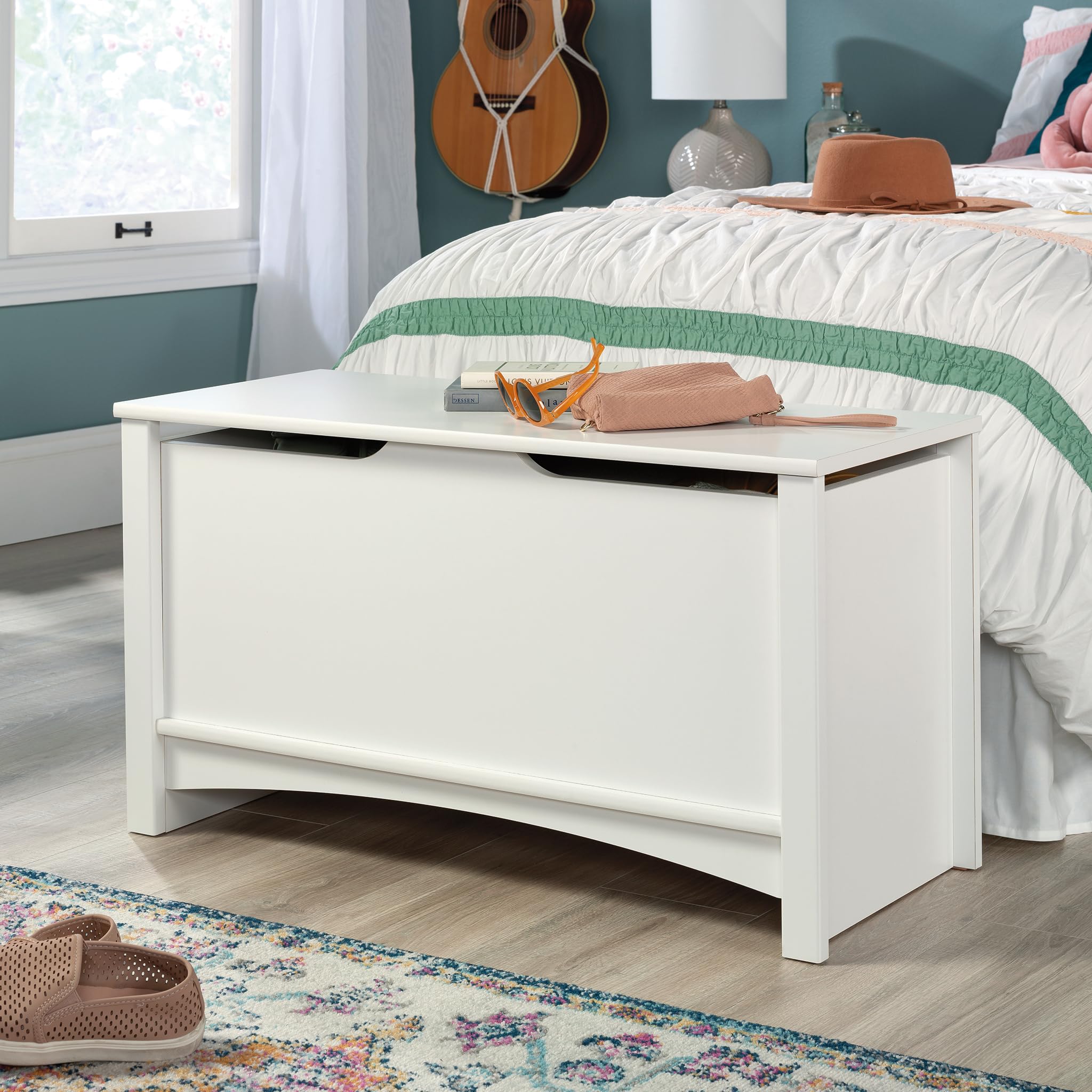 Sauder Shoal Creek Soft White Storage Chest - Toy & Living Room Organizer with Lift Top - Perfect for Kids' Room, Nursery, and Home Decor Storage Solutions