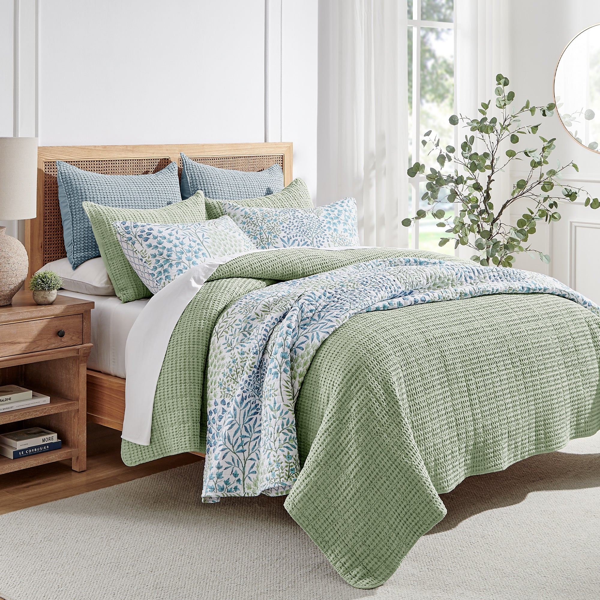 Luxury Mills Waffle Quilt Set - Ultra Soft Bedding Collection for Queen/King Size Beds - Perfect for Cozy Bedrooms, Guest Rooms & Hotel Stays