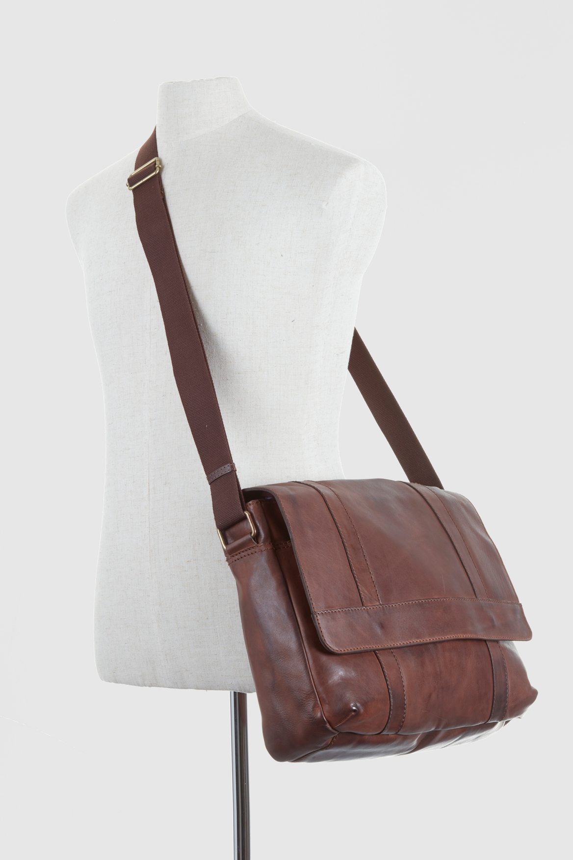 Flynn Genuine Leather Satchel Bag for Men & Women - Stylish & Durable Crossbody Messenger Bag for Work, Travel & Everyday Use