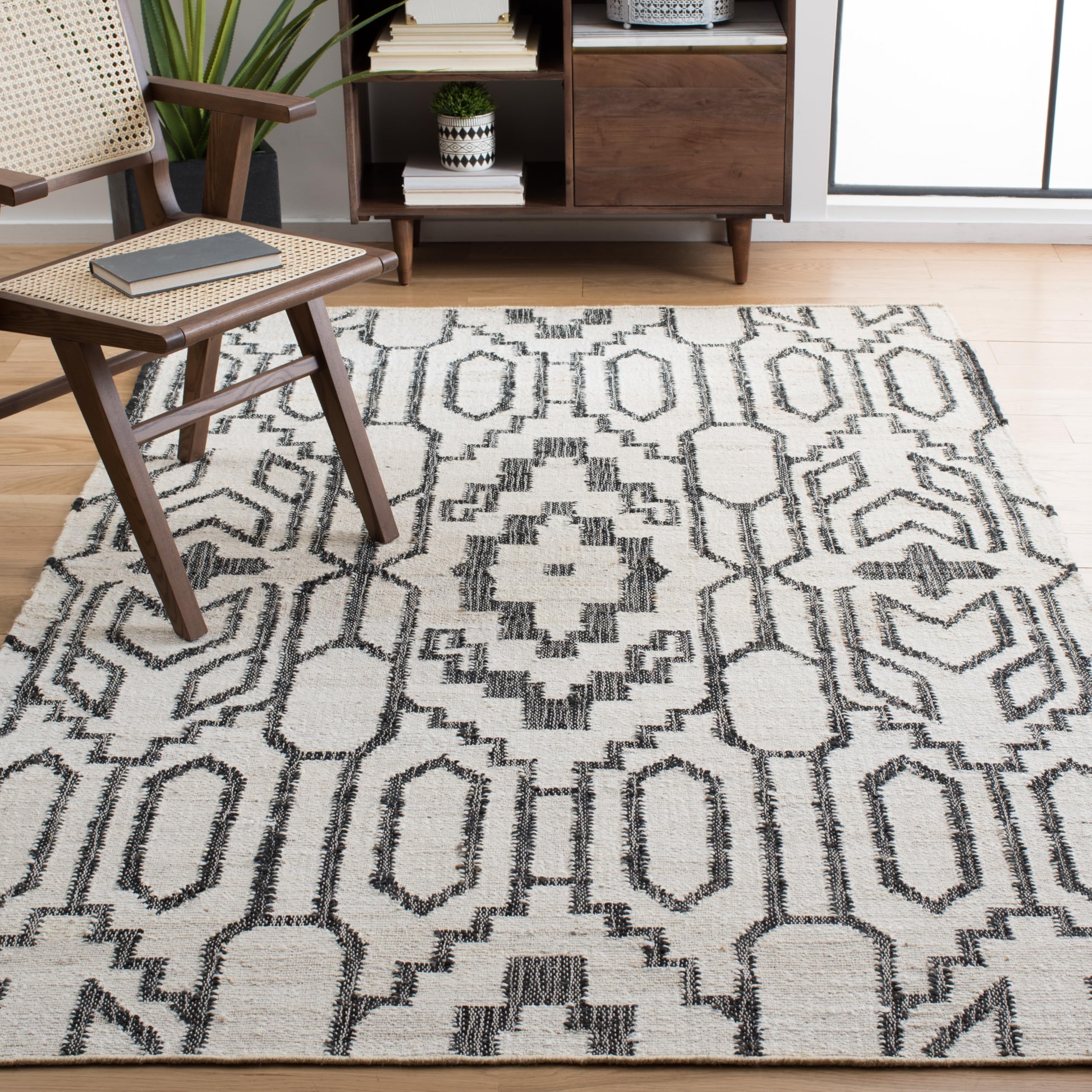 SAFAVIEH Handmade Jute Accent Rug 4' x 6' - Natural Fiber Collection in Ivory & Black | Durable & Stylish for High Traffic Areas | Perfect for Entryway, Living Room, Bedroom & Home Decor (NFB750A)