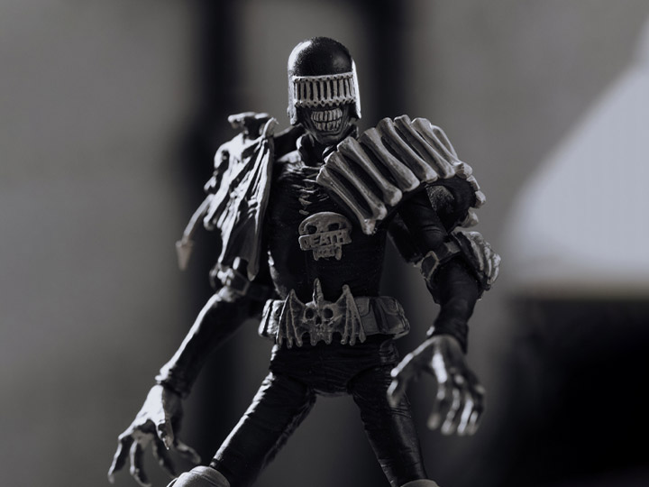 1/18 HIYA 4inch Action Figure - Exquisite Mini Series Judge Dredd vs Judge Death (Black & White) - Collectible Model for Display & Comic Book Scenes